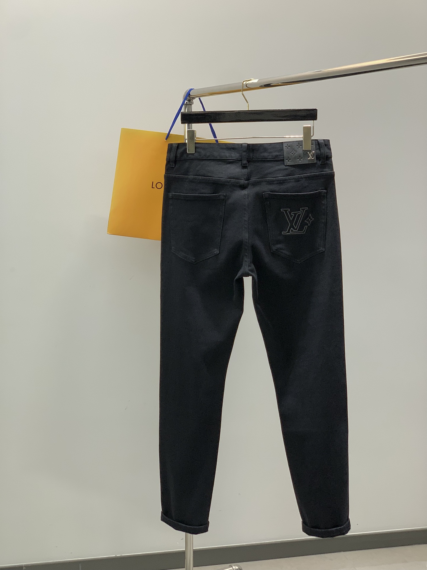 ，LouisVuitton 路易威登，2025秋季最新款，专柜同步有售，原单狠货，时尚休闲水洗牛仔裤，上