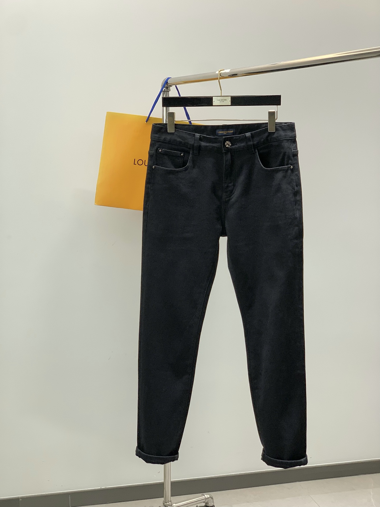 ，LouisVuitton 路易威登，2025秋季最新款，专柜同步有售，原单狠货，时尚休闲水洗牛仔裤，上