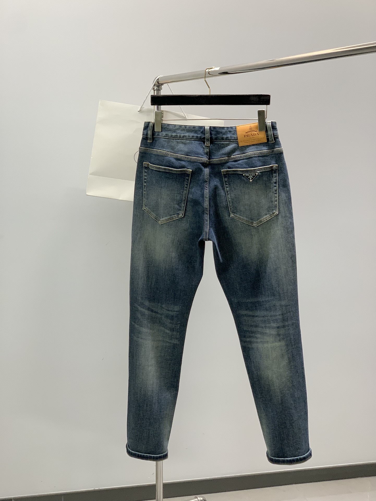 ，PRADA 普拉达，2025秋季最新品，专柜同步有售，原单狠货，时尚休闲水洗牛仔裤，进口原版水洗弹力面