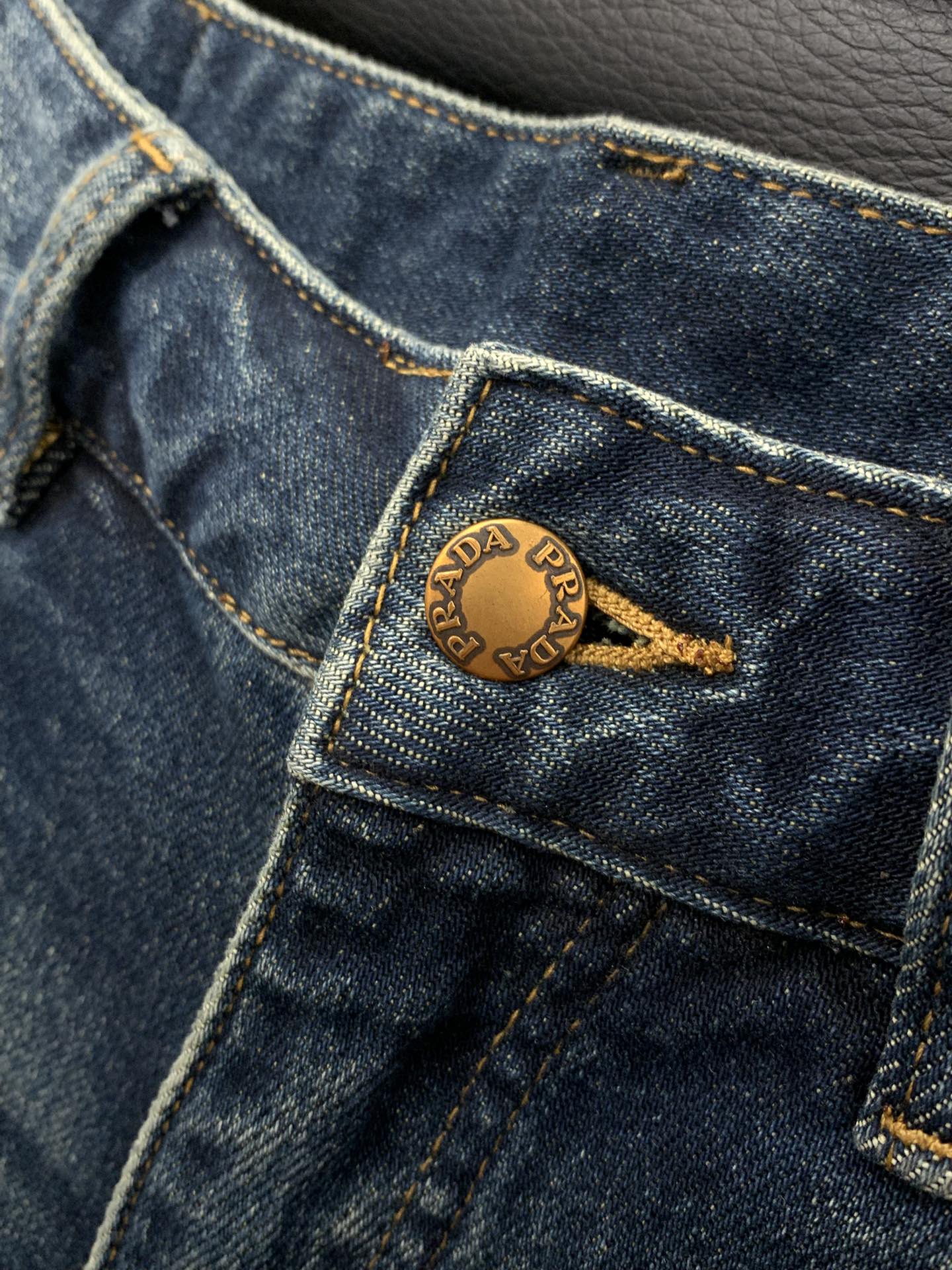 ，PRADA 普拉达，2025秋季最新品，专柜同步有售，原单狠货，时尚休闲水洗牛仔裤，进口原版水洗弹力面