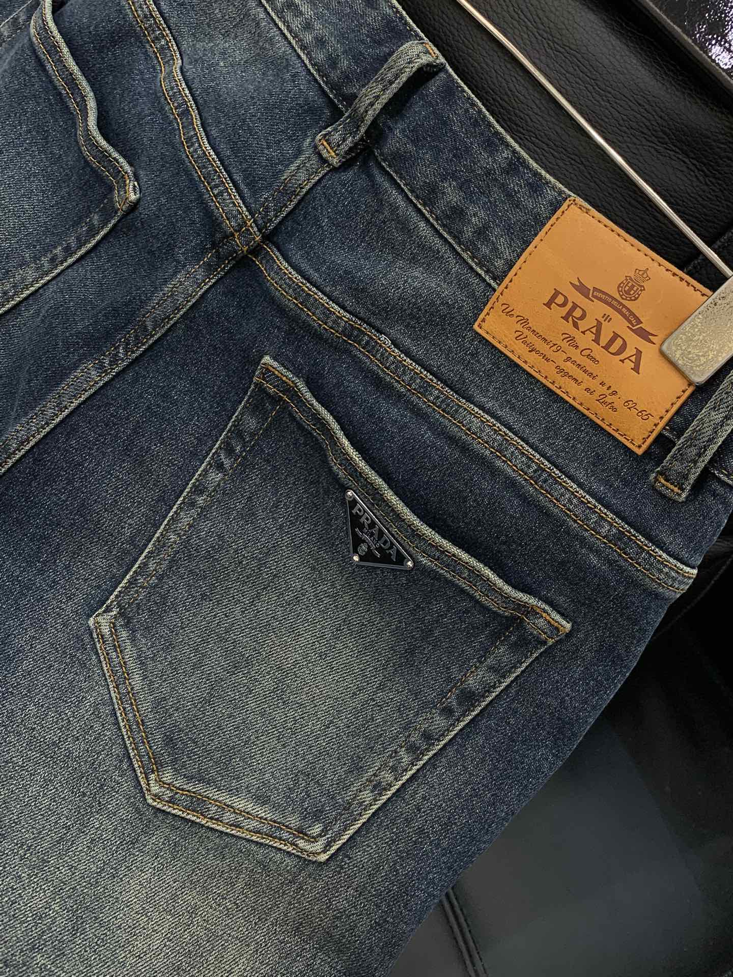 ，PRADA 普拉达，2025秋季最新品，专柜同步有售，原单狠货，时尚休闲水洗牛仔裤，进口原版水洗弹力面