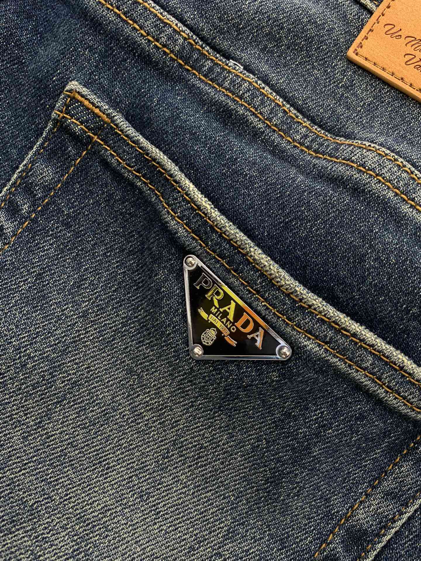 ，PRADA 普拉达，2025秋季最新品，专柜同步有售，原单狠货，时尚休闲水洗牛仔裤，进口原版水洗弹力面