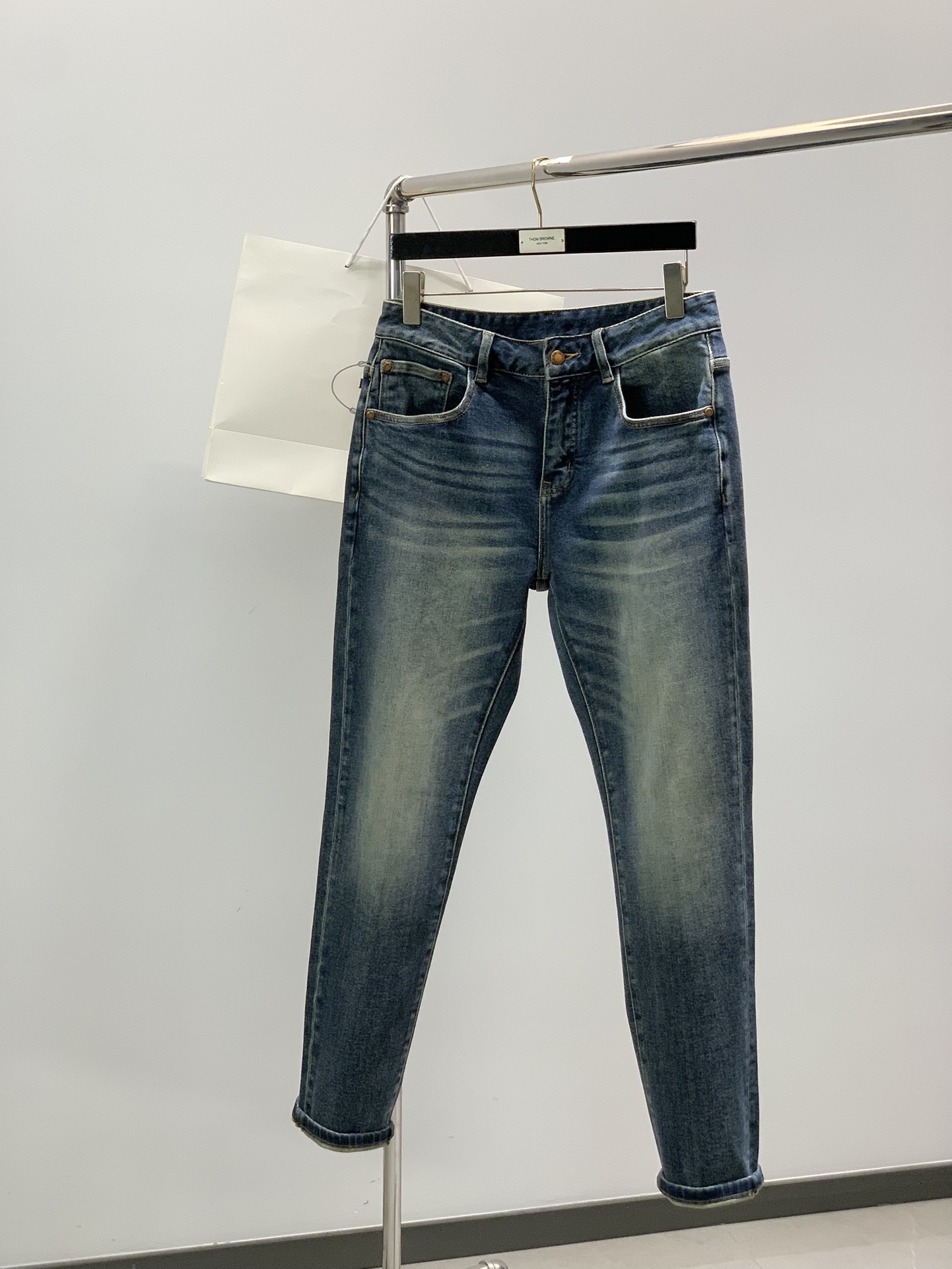 ，PRADA 普拉达，2025秋季最新品，专柜同步有售，原单狠货，时尚休闲水洗牛仔裤，进口原版水洗弹力面