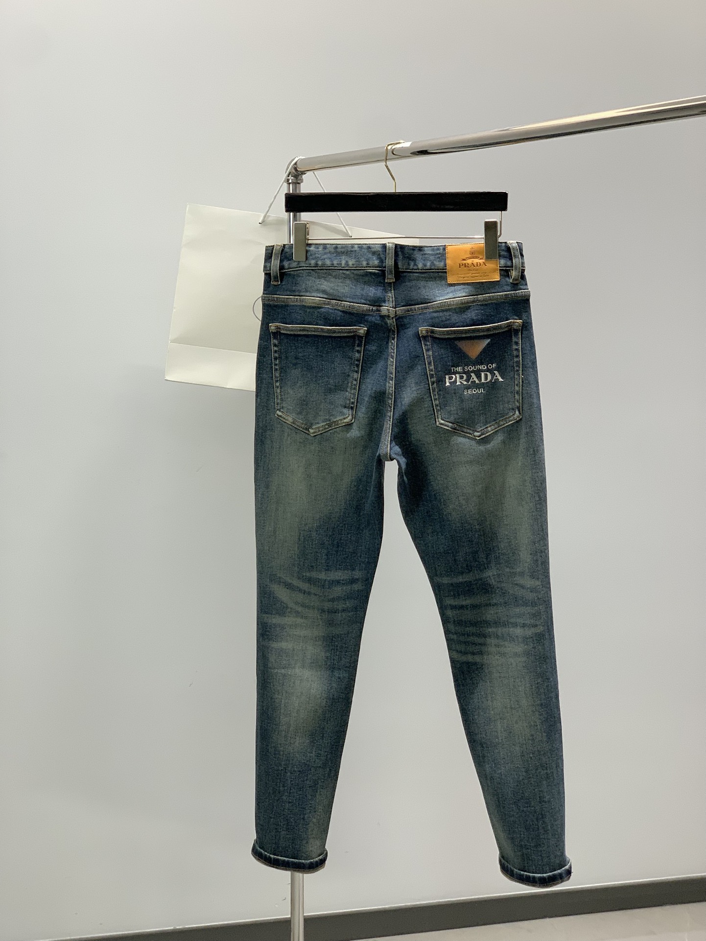 ，PRADA 普拉达，2025秋季最新品，专柜同步有售，原单狠货，时尚休闲水洗牛仔裤，进口原版水洗弹力面