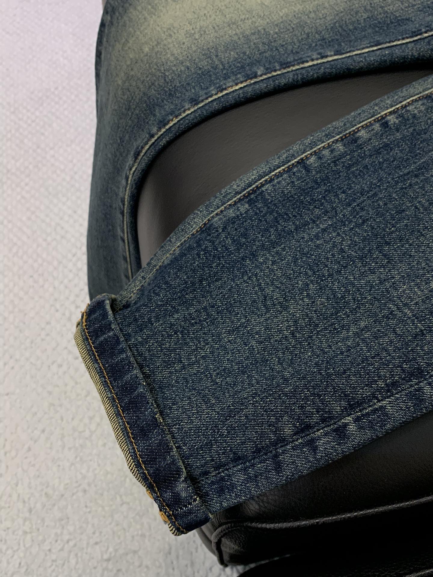 ，PRADA 普拉达，2025秋季最新品，专柜同步有售，原单狠货，时尚休闲水洗牛仔裤，进口原版水洗弹力面