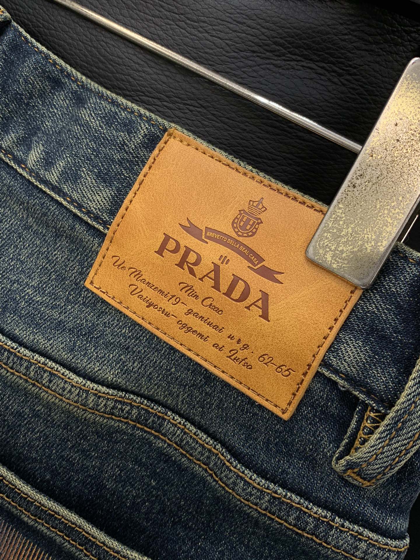 ，PRADA 普拉达，2025秋季最新品，专柜同步有售，原单狠货，时尚休闲水洗牛仔裤，进口原版水洗弹力面