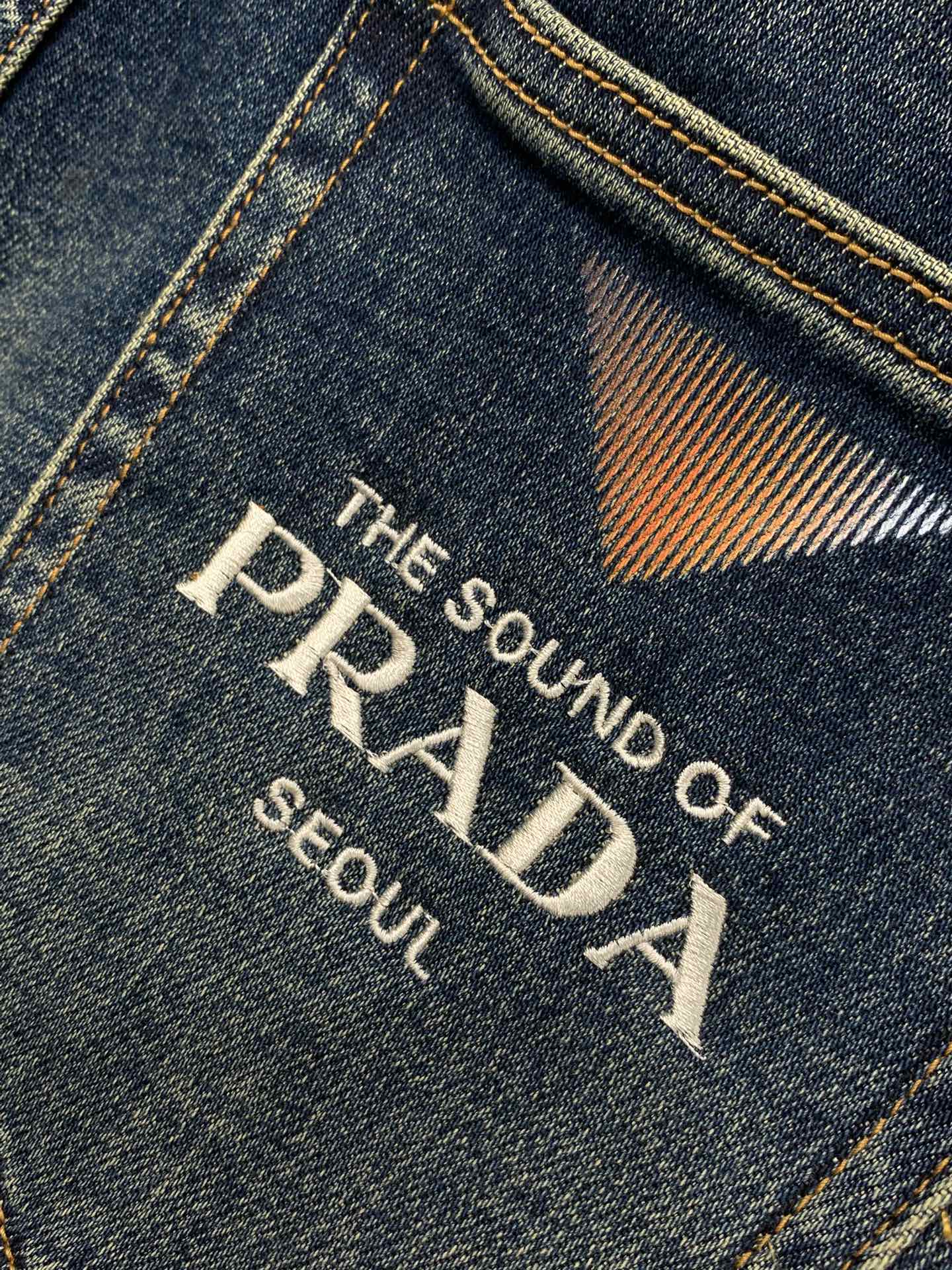 ，PRADA 普拉达，2025秋季最新品，专柜同步有售，原单狠货，时尚休闲水洗牛仔裤，进口原版水洗弹力面