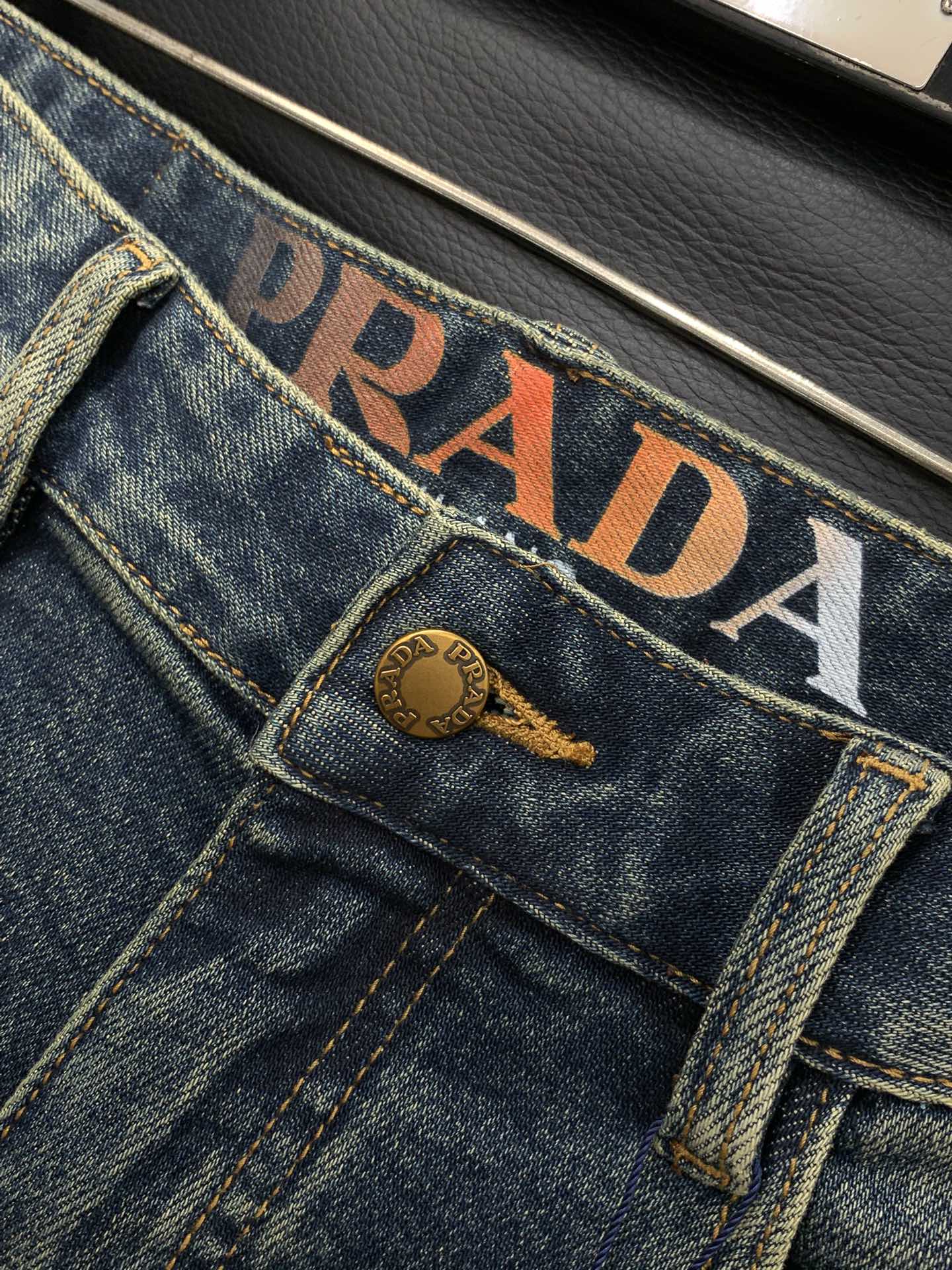 ，PRADA 普拉达，2025秋季最新品，专柜同步有售，原单狠货，时尚休闲水洗牛仔裤，进口原版水洗弹力面