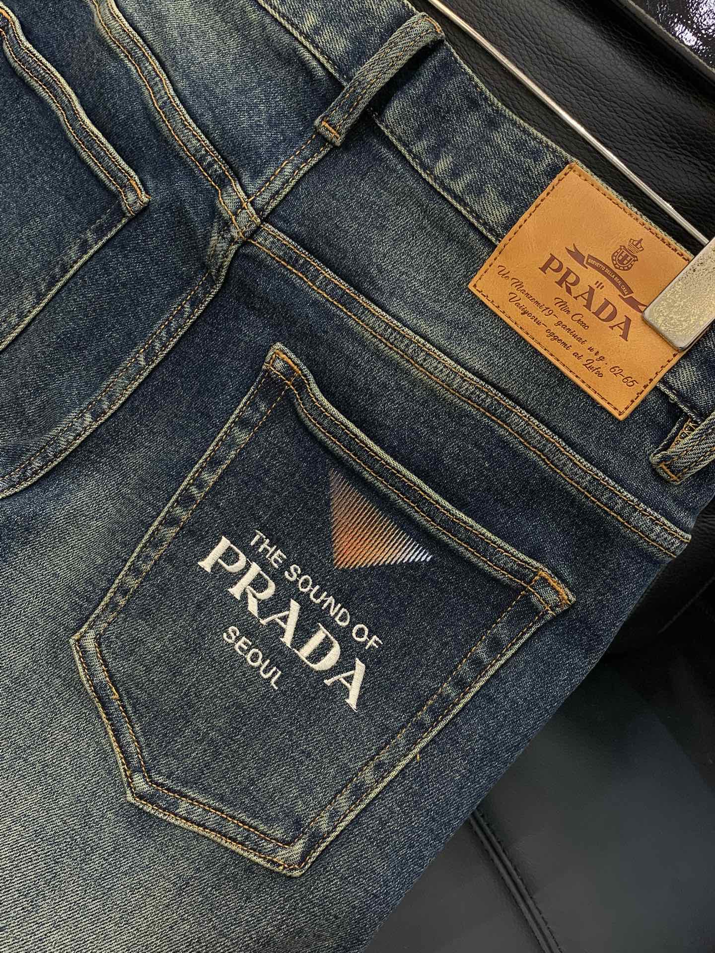 ，PRADA 普拉达，2025秋季最新品，专柜同步有售，原单狠货，时尚休闲水洗牛仔裤，进口原版水洗弹力面