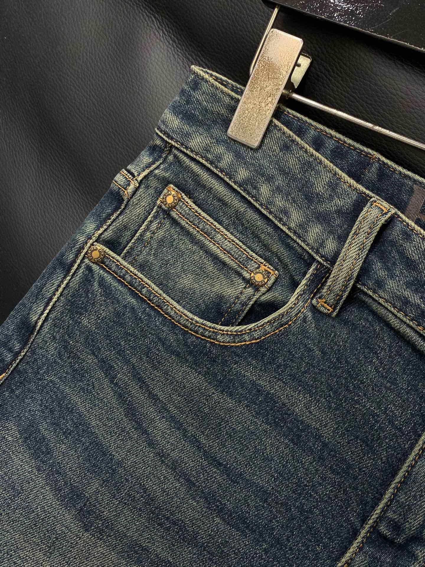 ，PRADA 普拉达，2025秋季最新品，专柜同步有售，原单狠货，时尚休闲水洗牛仔裤，进口原版水洗弹力面