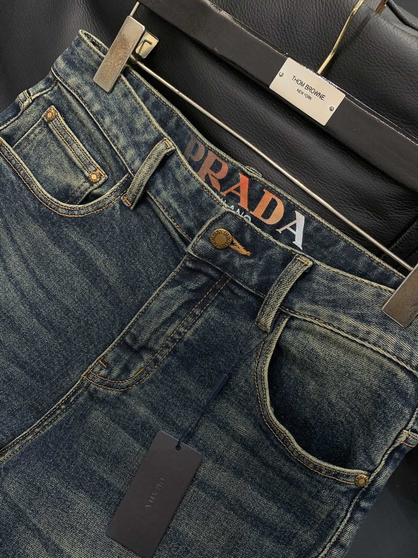 ，PRADA 普拉达，2025秋季最新品，专柜同步有售，原单狠货，时尚休闲水洗牛仔裤，进口原版水洗弹力面