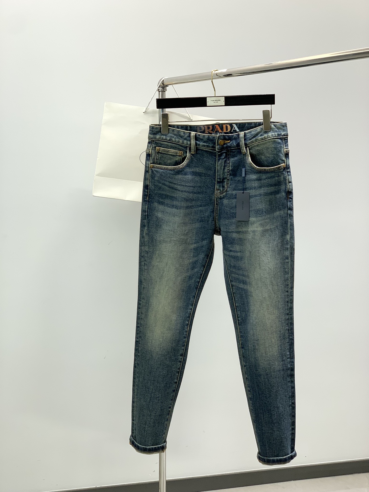 ，PRADA 普拉达，2025秋季最新品，专柜同步有售，原单狠货，时尚休闲水洗牛仔裤，进口原版水洗弹力面