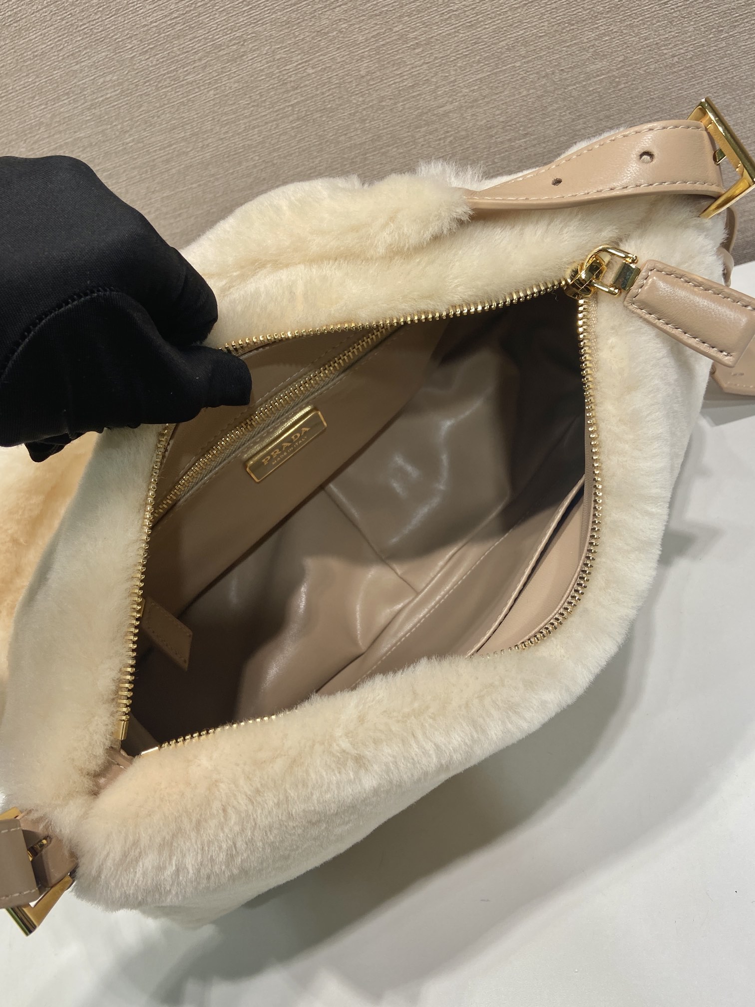 💰760🎉新款Aimee腋下包🎉1BC229羊毛🎉🎉
这款羊毛Hobo腋下包设计气质简约，采用进口羊毛和羊皮材质，正面金属三角形珐琅徽标，配有可拆卸羊毛肩带，羊毛细腻柔软，实用轻便容量空间大😉😉高级百搭，又一个时尚爆款。冬天必备，赶紧入手吧，太美了👏👏
长31x高18x底10cm，
