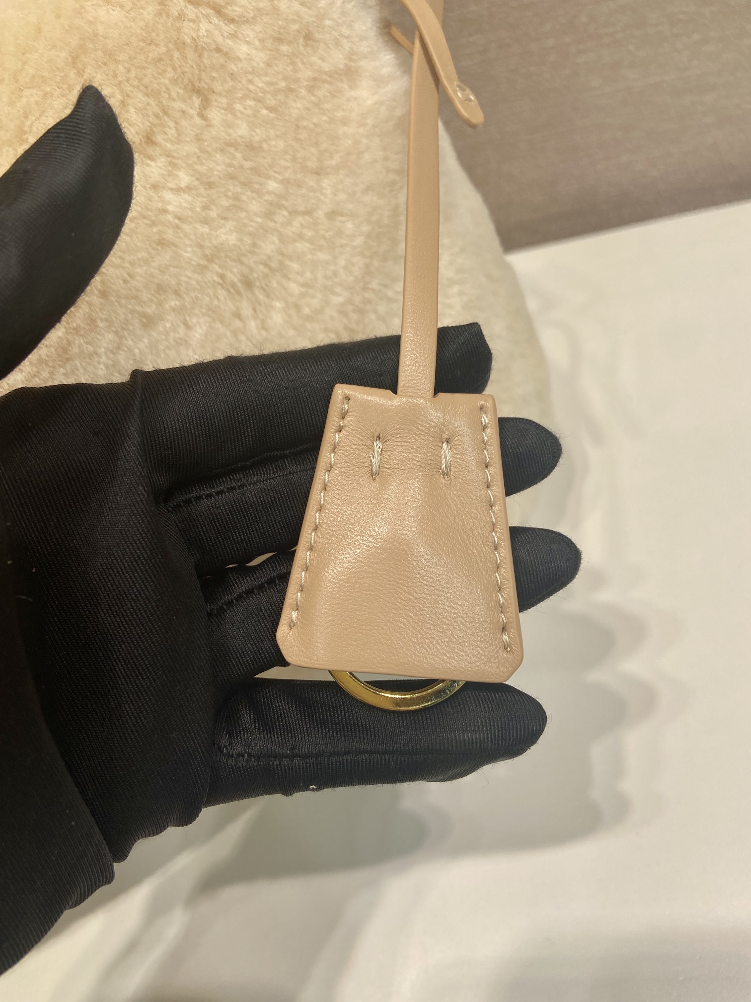 💰760🎉新款Aimee腋下包🎉1BC229羊毛🎉🎉
这款羊毛Hobo腋下包设计气质简约，采用进口羊毛和羊皮材质，正面金属三角形珐琅徽标，配有可拆卸羊毛肩带，羊毛细腻柔软，实用轻便容量空间大😉😉高级百搭，又一个时尚爆款。冬天必备，赶紧入手吧，太美了👏👏
长31x高18x底10cm，
