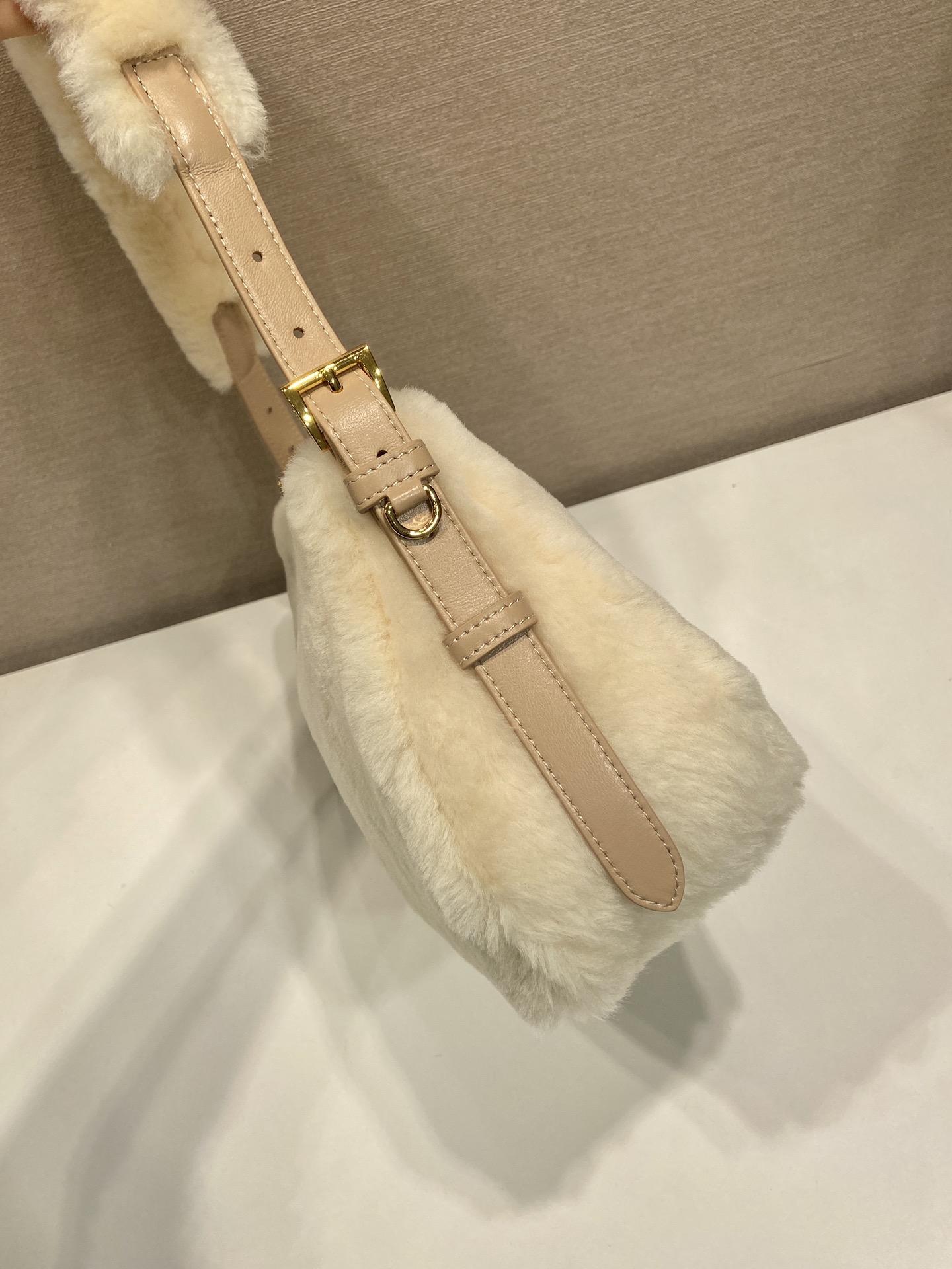 💰760🎉新款Aimee腋下包🎉1BC229羊毛🎉🎉
这款羊毛Hobo腋下包设计气质简约，采用进口羊毛和羊皮材质，正面金属三角形珐琅徽标，配有可拆卸羊毛肩带，羊毛细腻柔软，实用轻便容量空间大😉😉高级百搭，又一个时尚爆款。冬天必备，赶紧入手吧，太美了👏👏
长31x高18x底10cm，
