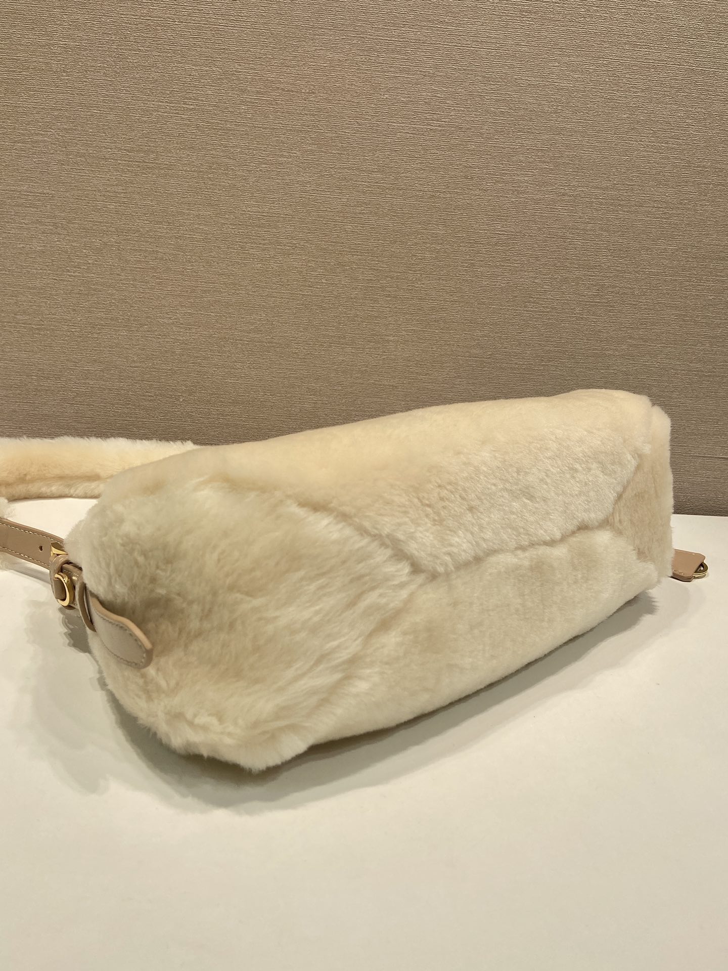 💰760🎉新款Aimee腋下包🎉1BC229羊毛🎉🎉
这款羊毛Hobo腋下包设计气质简约，采用进口羊毛和羊皮材质，正面金属三角形珐琅徽标，配有可拆卸羊毛肩带，羊毛细腻柔软，实用轻便容量空间大😉😉高级百搭，又一个时尚爆款。冬天必备，赶紧入手吧，太美了👏👏
长31x高18x底10cm，
