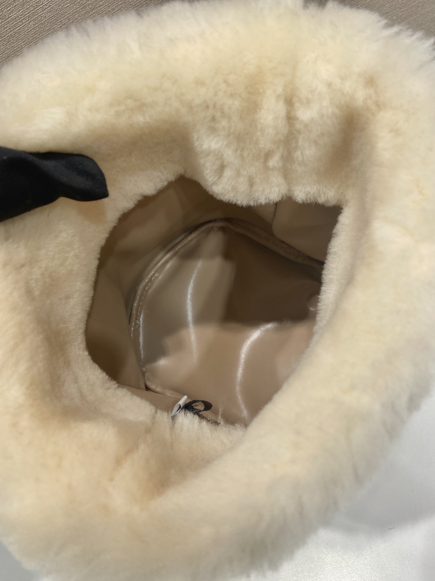 💰680🎉新品走秀款🎉1BE088羊毛🎉🎉
这款发财小水桶采用进口羊毛面料和进口小牛皮，独特羊皮内里打造设计，顶级五金，容量空间大。出街通过勤最百搭的包包，上身效果非常时尚好好看😘太美了，网红认定的许愿发财小水桶👍👍宝宝们，值得拥有，冬天必备，赶紧入手吧🎉🎉
长14x高20x底15cm🎉🎉🎉💰💰💰

