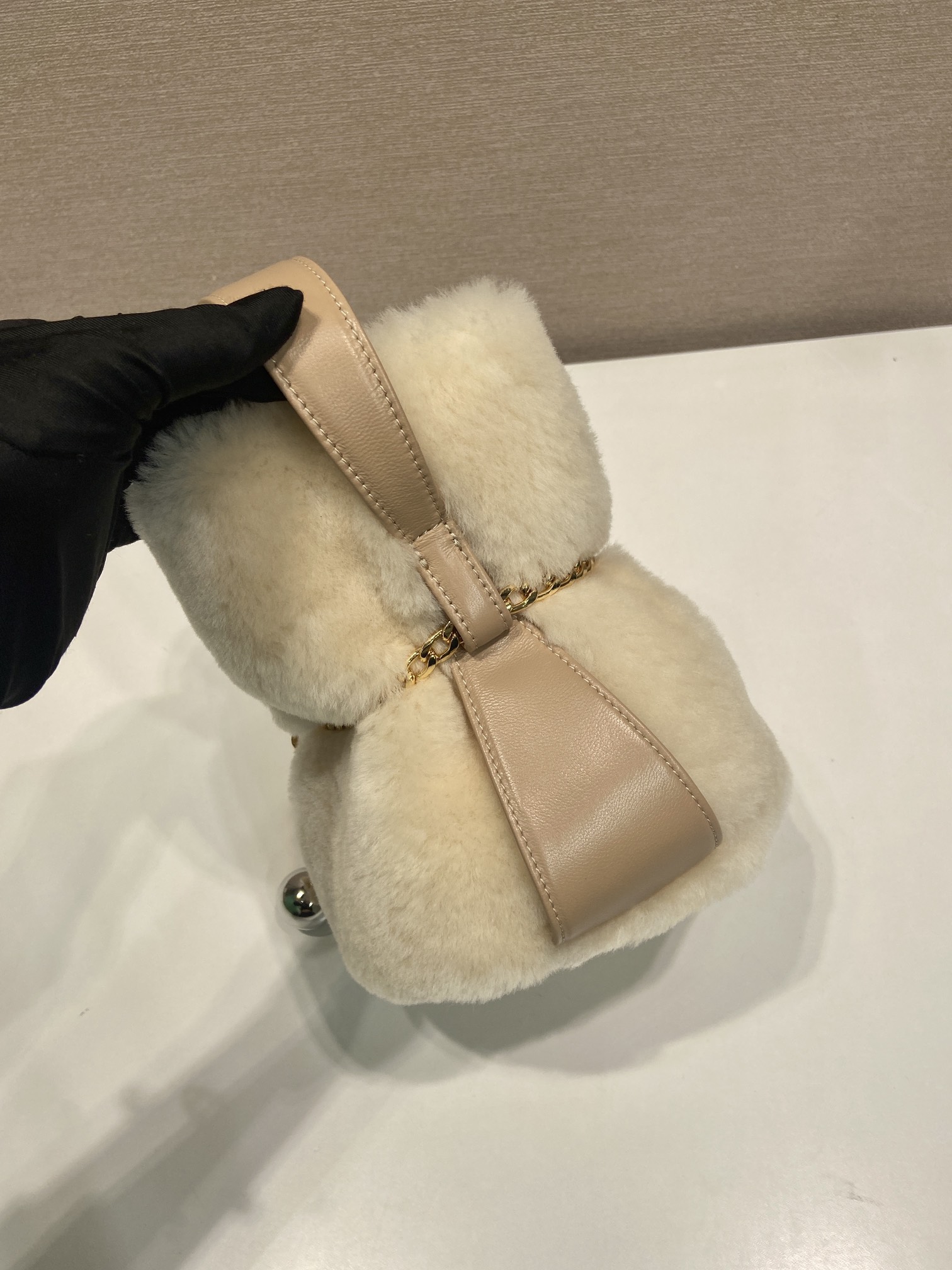 💰680🎉新品走秀款🎉1BE088羊毛🎉🎉
这款发财小水桶采用进口羊毛面料和进口小牛皮，独特羊皮内里打造设计，顶级五金，容量空间大。出街通过勤最百搭的包包，上身效果非常时尚好好看😘太美了，网红认定的许愿发财小水桶👍👍宝宝们，值得拥有，冬天必备，赶紧入手吧🎉🎉
长14x高20x底15cm🎉🎉🎉💰💰💰

