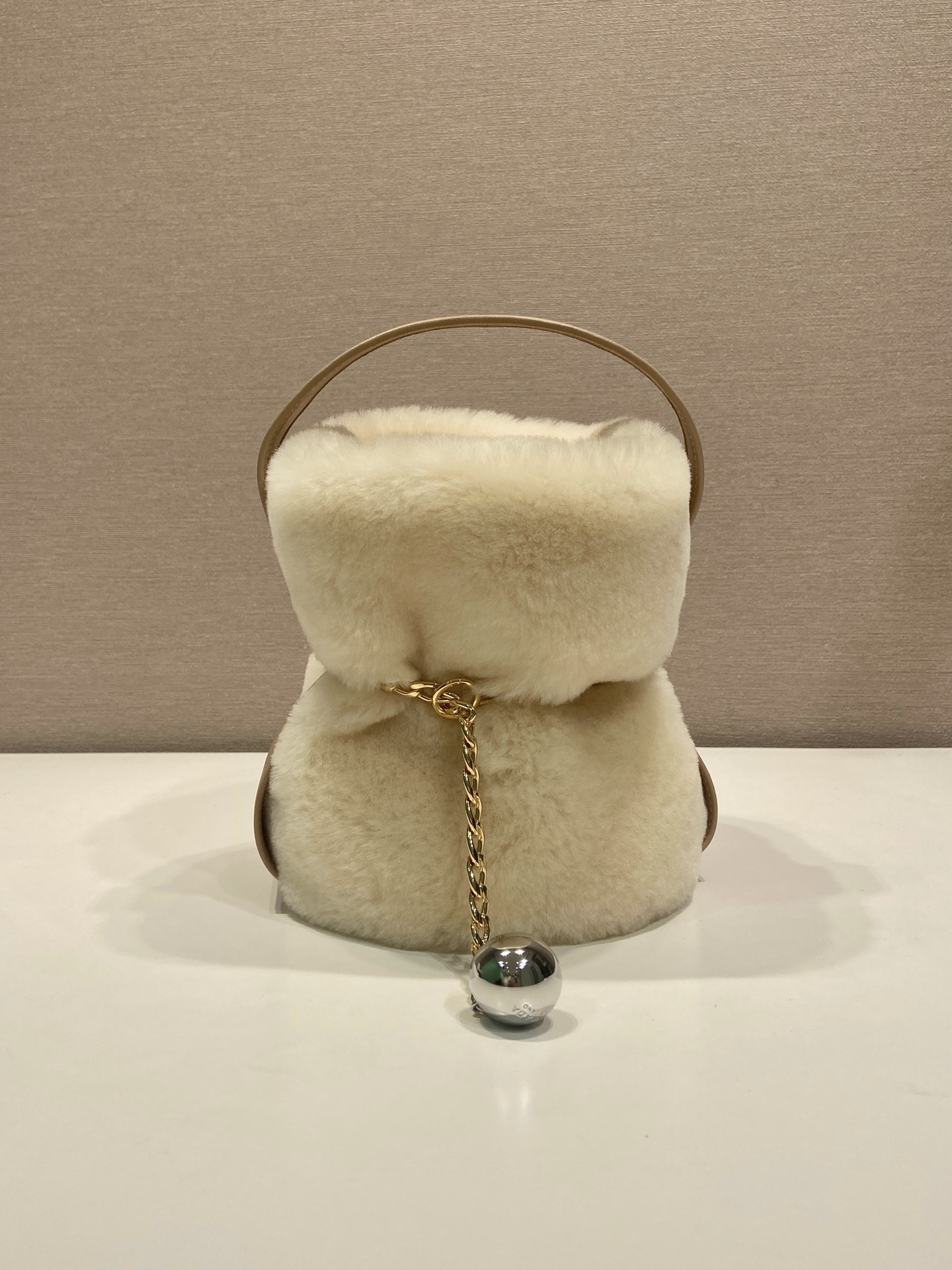 💰680🎉新品走秀款🎉1BE088羊毛🎉🎉
这款发财小水桶采用进口羊毛面料和进口小牛皮，独特羊皮内里打造设计，顶级五金，容量空间大。出街通过勤最百搭的包包，上身效果非常时尚好好看😘太美了，网红认定的许愿发财小水桶👍👍宝宝们，值得拥有，冬天必备，赶紧入手吧🎉🎉
长14x高20x底15cm🎉🎉🎉💰💰💰

