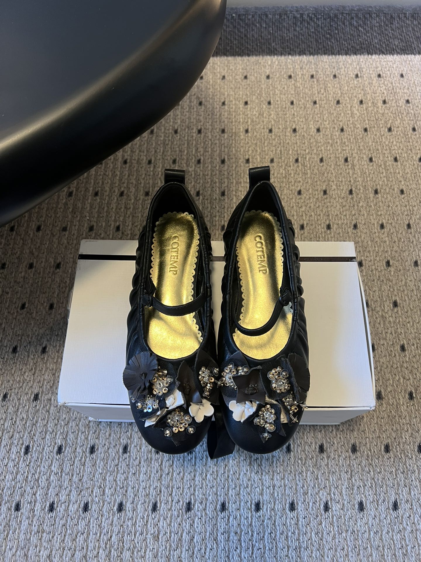 NO:695108,Cotemp 56ss three-dimensional flower Mary Jane flat casual shoes adopt the classic version of Mary Jane shoes, with a thin strap design, integrating retro ballet style and girly feeling; they are flat shoes with a round toe, comfortable foot feel, taking into account both shape and practicality. The toe is decorated with three-dimensional flowers + rhinestones, and is decorated with a combination of metal accessories. The flowers are pleated and spliced, and are embellished with diamonds to become the visual core; there are pleated lace designs on the sides of the shoe body to further enhance the soft element and rich in details.  Sheepskin upper, sheepskin lining, outsole, Italian leather outsole, increased by 2cm, size 35-41 (customized sizes 40 and 41 are not returnable), single shoes Mary Jane, mary jane, flats, sheepskin, Leather soles19860909Cotemp 56ss立体花玛丽珍平底鞋休闲鞋 采用玛丽珍鞋经典版型,搭配细搭带设计,融合复古芭蕾风与少女感；为平底鞋型,鞋头圆润,脚感舒适,兼顾造型与实用性. 鞋头缀有立体花朵+水钻,金属饰件组合装饰,花朵采用褶皱、拼接工艺,钻饰点缀其中,成为视觉核心；鞋身侧边有褶皱花边设计,进一步强化柔美元素,细节丰富. 鞋面羊皮 内里羊皮 大底意大利真皮大底 增高2cm size35-41码（40、41码定制不退换）,单鞋玛丽珍,mary jane,flats,sheepskin,Leather soles,Women's Shoes