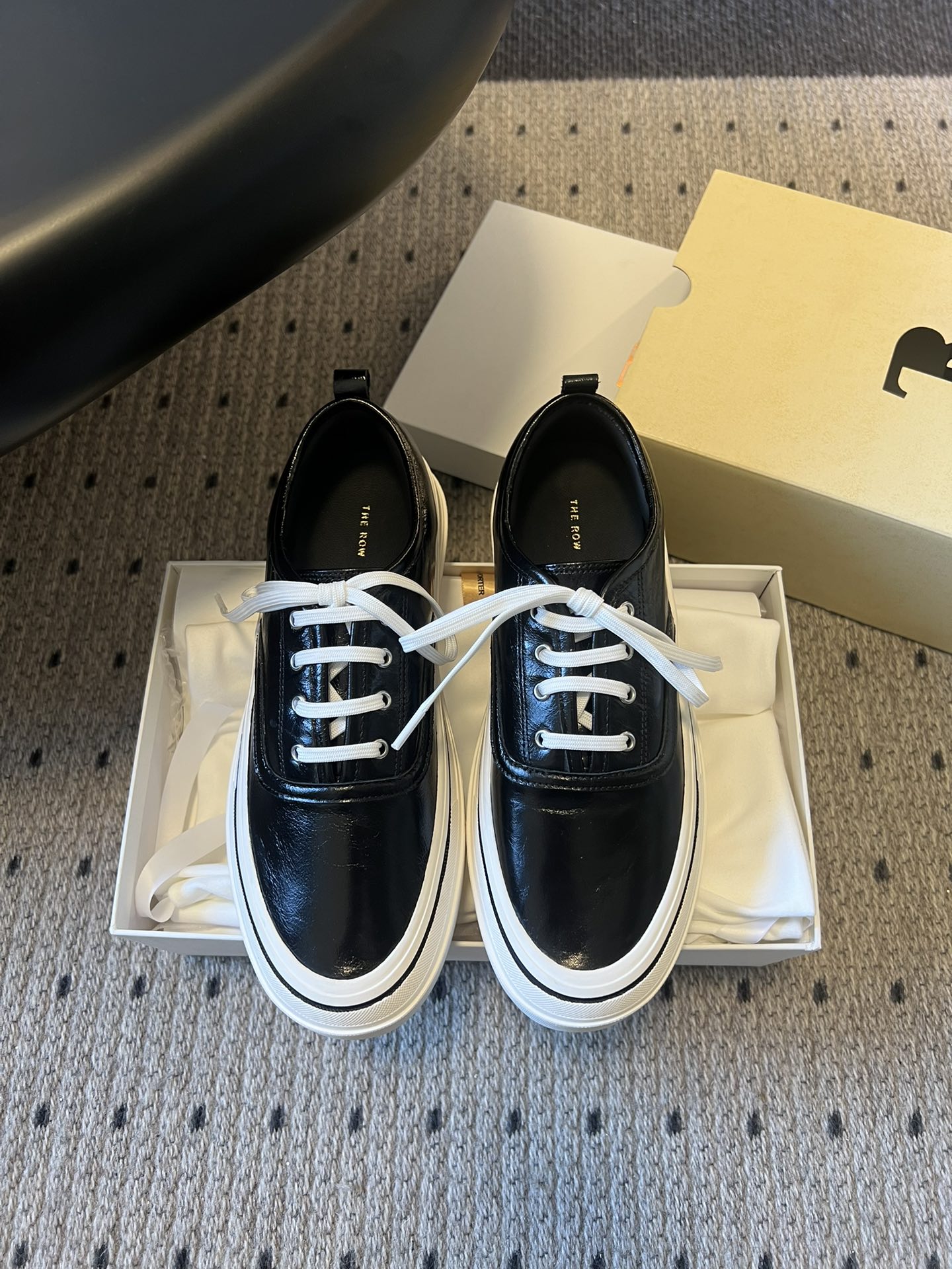 NO:682352,The top version produced in Dongguan The Ro*26ss thick-soled low-top lace-up sneakers and casual shoes combine the design of classic sneakers and mules. The black model is a lace-up low-top sneaker and the red model is a heelless mule sneaker. The overall style is minimalist and light luxury, with neat lines and a sense of leisure and luxury.  The shoe body is a simple low-cut version, with white flat shoelaces, no extra decoration on the tongue and heel, and implements the brand's minimalist concept; the sole is made of thick rubber material, which not only improves the foot feel but also increases the layering of the shape. The shoe box is printed with the brand logo, and the details highlight the brand tone. The upper is imported wrinkled patent cowhide, the lining is sheepskin, and the outsole is original molded and increased by 4cm.  size 35-40 (customized sizes 40 are non-refundable), casual shoes/sports shoes, sneakers, cowhide, sheepskin19860909莞产顶级版本 The Ro*26ss厚底低帮系带板鞋休闲鞋 融合经典板鞋与穆勒拖的设计,黑色款为系带低帮板鞋,红色款为无后跟穆勒板鞋；整体走极简轻奢风,线条利落,兼具休闲感与高级感. 鞋身是简约的低帮版型,搭配白色扁平鞋带,鞋舌与后跟处无多余装饰,贯彻品牌极简理念；鞋底为厚底橡胶材质,提升脚感的同时增加了造型的层次感,鞋盒印有品牌标识,细节处彰显品牌调性. 鞋面进口皱漆牛皮 内里羊皮 大底原版开模大底 增高4cm size35-40码（40码定制不退换）,休闲鞋/运动鞋,sneakers,cowhide,sheepskin,Women's Shoes