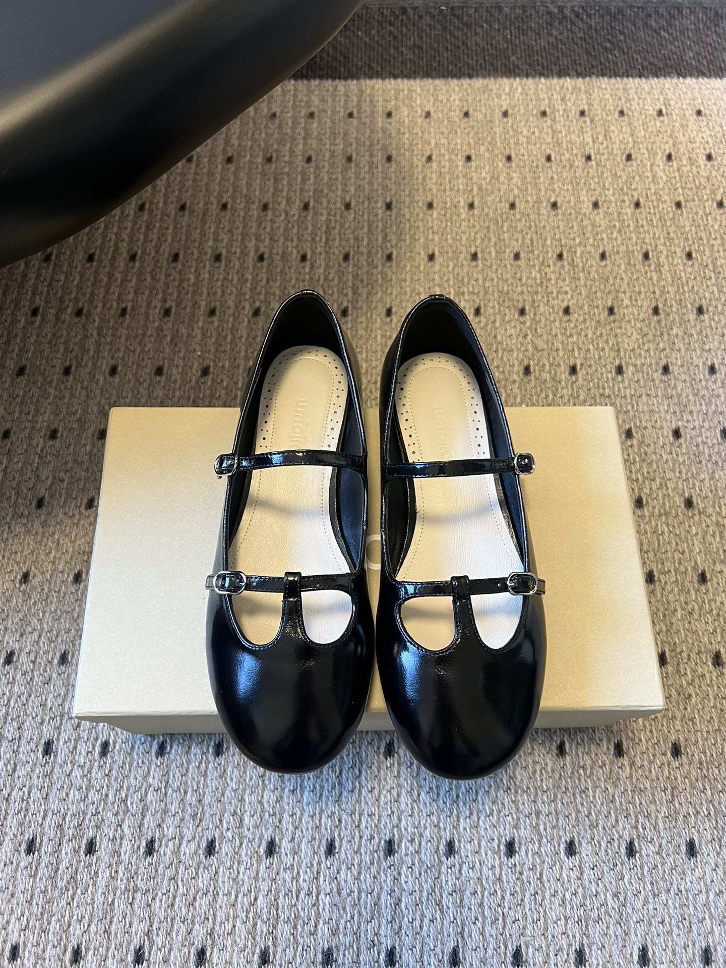 NO:695141,Unfolio 26ss T-strap flat Mary Jane shoes adopt the classic version of T-strap Mary Jane, double thin straps + metal buckle design, with a strong retro feel; they are flat shoes with a round toe contour that fits the foot shape, combining French elegance and daily practicality. The shoe body has no unnecessary decoration, and is decorated with simple leather binding and metal pin buckles, with exquisite craftsmanship; the lining is made of light-colored breathable material, which improves wearing comfort. The shoe shape has smooth lines and implements the minimalist retro design idea.  Upper with open edge beaded cowhide, lining with sheep lining, rubber outsole, increased by 2cm, size 35-41 (customized sizes 40 and 41 are not returnable), ballet shoes, mary jane, flats, cowhide19860909Unfolio 26ss T字带平底玛丽珍鞋单鞋 采用T字带玛丽珍经典版型,双细带+金属扣设计,复古感浓郁；为平底鞋型,圆头轮廓贴合脚型,兼具法式优雅与日常实穿性. 鞋身无多余装饰,以简约的皮革包边、金属针扣作为点缀,工艺精致；内里为浅色透气材质,提升穿着舒适度,鞋型线条流畅,贯彻极简复古的设计思路. 鞋面开边珠牛皮 内里羊里 大底橡胶大底 增高2cm size35-41码（40、41码定制不退换）,芭蕾舞鞋,mary jane,flats,cowhide,Women's Shoes