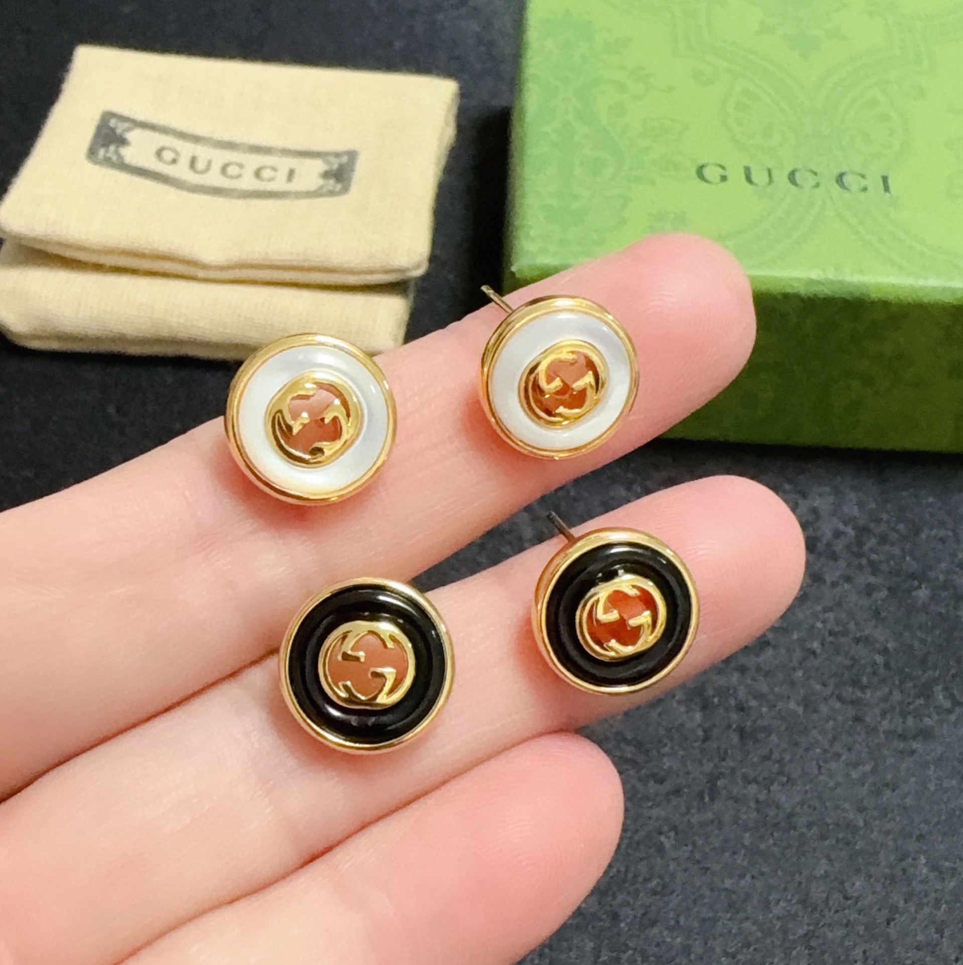 NO:678501,Real shot of Gucci Gucci high-end ready-made earrings. Gucci double G white mother-of-pearl, black onyx small earrings, high-end quality, same material as the counter, real brass, ion plating, exclusive real shot picture, exquisite and delicate workmanship, heavy-duty version, super fairy and beautiful one, super careful workmanship and no loopholes, comparable to zp, fine jewelry, gucci, gucci, earrings19860909实拍古驰Gucci高端现货供应 古驰双G白贝母、黑玛瑙小耳钉耳环,高端品质,专柜同材质,真正黄铜,离子电镀,独家实拍图做工精致细腻,重工版本,超级仙女唯美的一款,做工超级细心无漏洞,媲美zp,饰品精品,gucci,gucci,earrings,Jewelry