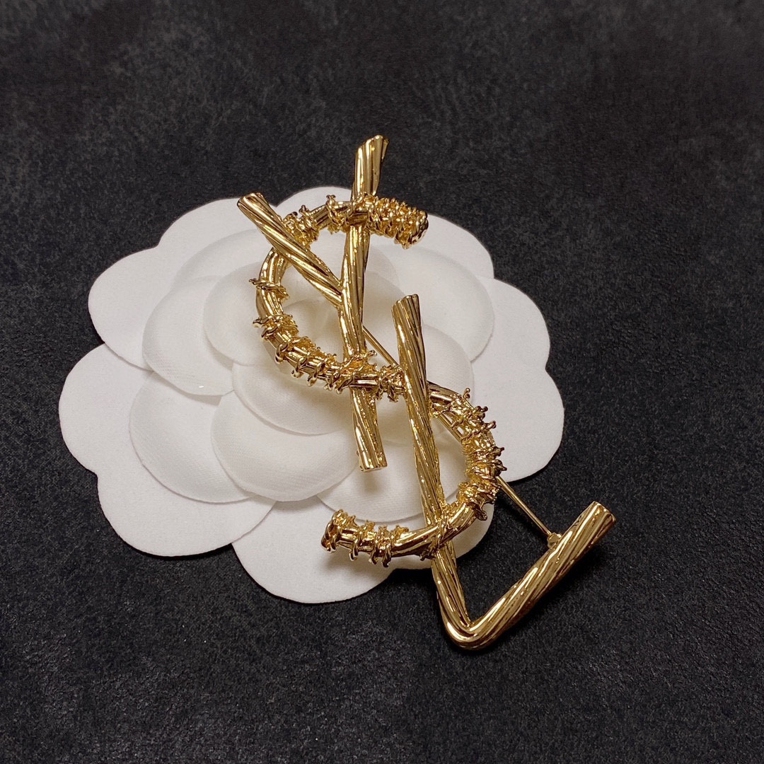 NO:678481,YSL Yves Saint Laurent counters are launching new brooches at the same time. They are the accessories that know women best. Women who devote all their efforts to being themselves tend to cherish the meaning of brooches more. Ms. Saint Laurent pinned the brooch on her hat and told the fashionable ladies who imitated her [Brooch is very practical. It can be pinned on the collar of a suit, on a pocket, on a hat, on a belt or on an evening dress. Boutique jewelry, saint laurent, saint laurent, business  suit, brooch, breastpin, hats19860909YSL圣罗兰专柜新款同步上新胸针,是最懂女人的饰物.那些倾注了全部心血去做自己的女人,往往更珍惜胸针的意义.圣罗兰女士把胸针别在帽子上,并告诉那些模仿她的时髦女士们[胸针可是非常实用,它可以别在西装领上、口袋上、帽子上、腰带上或者是晚礼服上,饰品精品,saint laurent,saint laurent,business suit,brooch，breastpin,hats,Jewelry