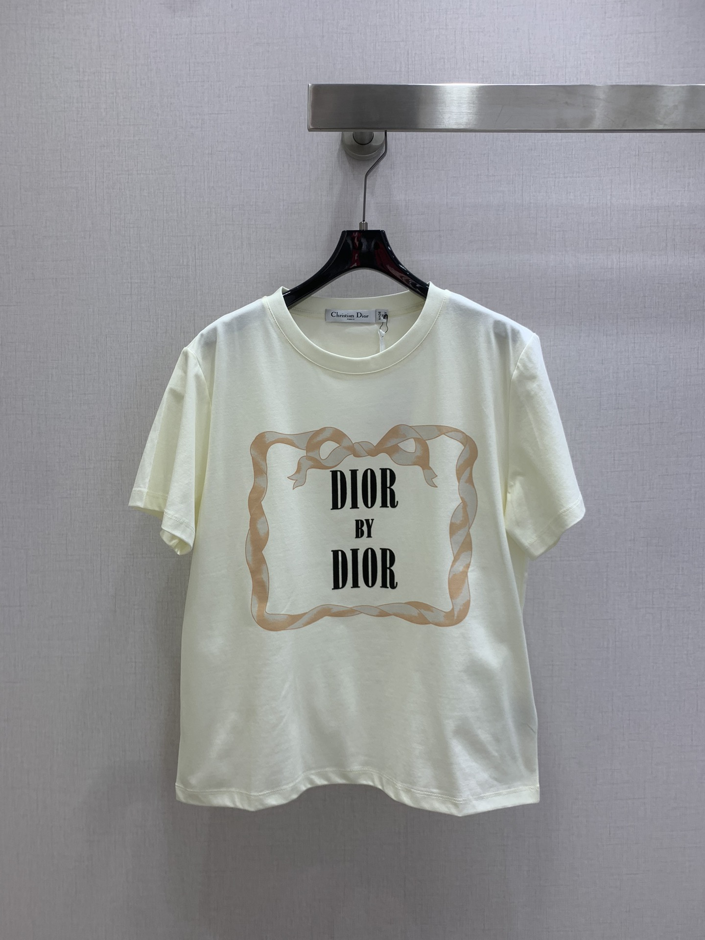 NO:686005,Highly recommended Dio* 2026 early spring new round neck short-sleeved T-shirt with letter scarf printing. Made of cotton fabric with soft and delicate texture. Customized washed wheat accessories. The fit is comfortable and good-looking!  Two colors SML code high quality ABC, dior, T-shirt, tees, t-shirt,19860909强烈推荐 Dio* 2026早春新款 字母丝巾印花圆领短袖T恤 采用棉面料质感柔软细腻 定制洗水麦辅料齐 版型合身上身效果舒适好看！两个色 SML码 高品质ABC,,dior,T-shirt,tees，t-shirt,,Women's clothing