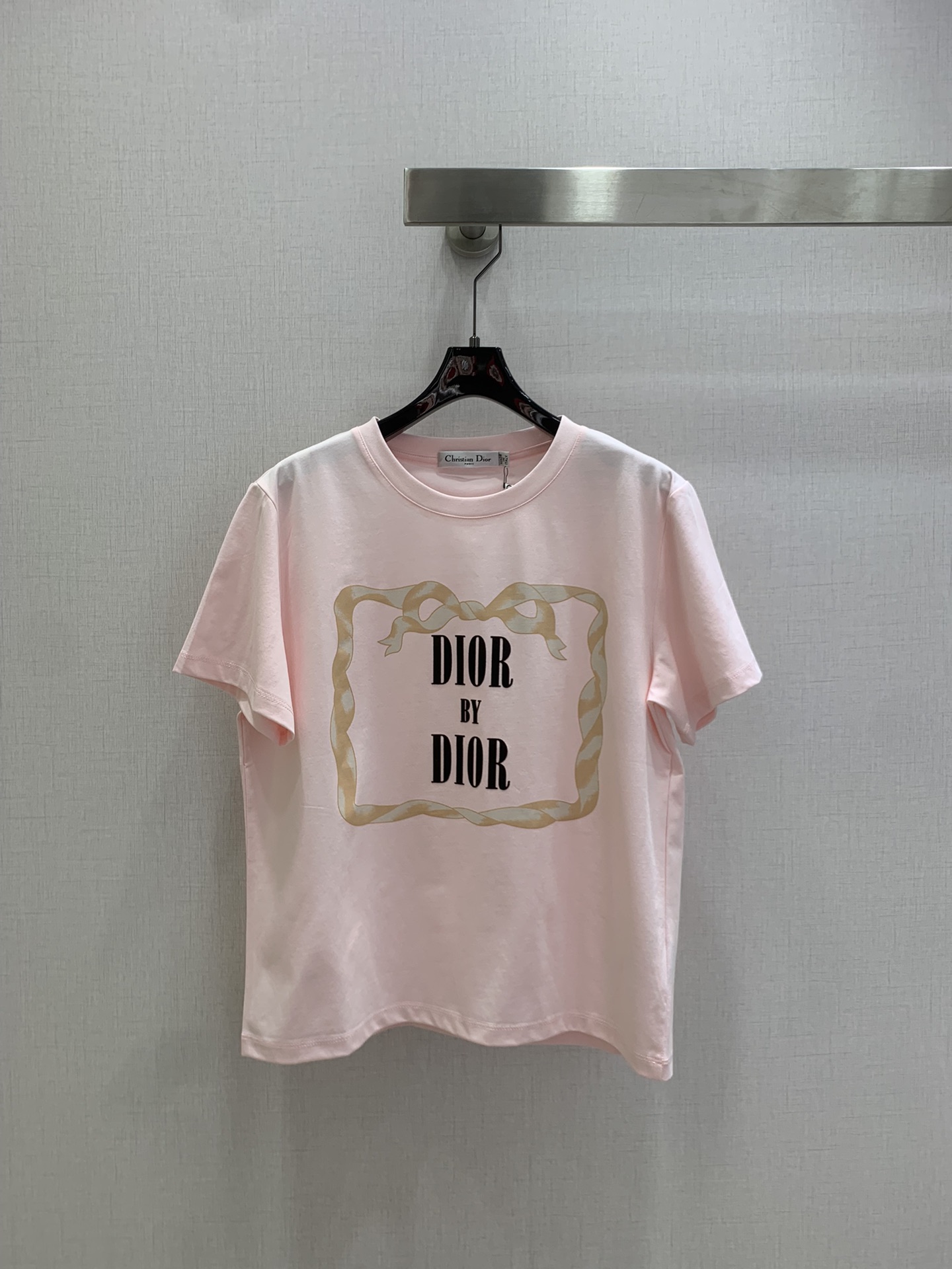 NO:685996,Highly recommended Dio* 2026 early spring new round neck short-sleeved T-shirt with letter scarf printing. Made of cotton fabric with soft and delicate texture. Customized washed wheat accessories. The fit is comfortable and good-looking!  Two colors SML code high quality ABC, dior, T-shirt, tees, t-shirt,19860909强烈推荐 Dio* 2026早春新款 字母丝巾印花圆领短袖T恤 采用棉面料质感柔软细腻 定制洗水麦辅料齐 版型合身上身效果舒适好看！两个色 SML码 高品质ABC,,dior,T-shirt,tees，t-shirt,,Women's clothing