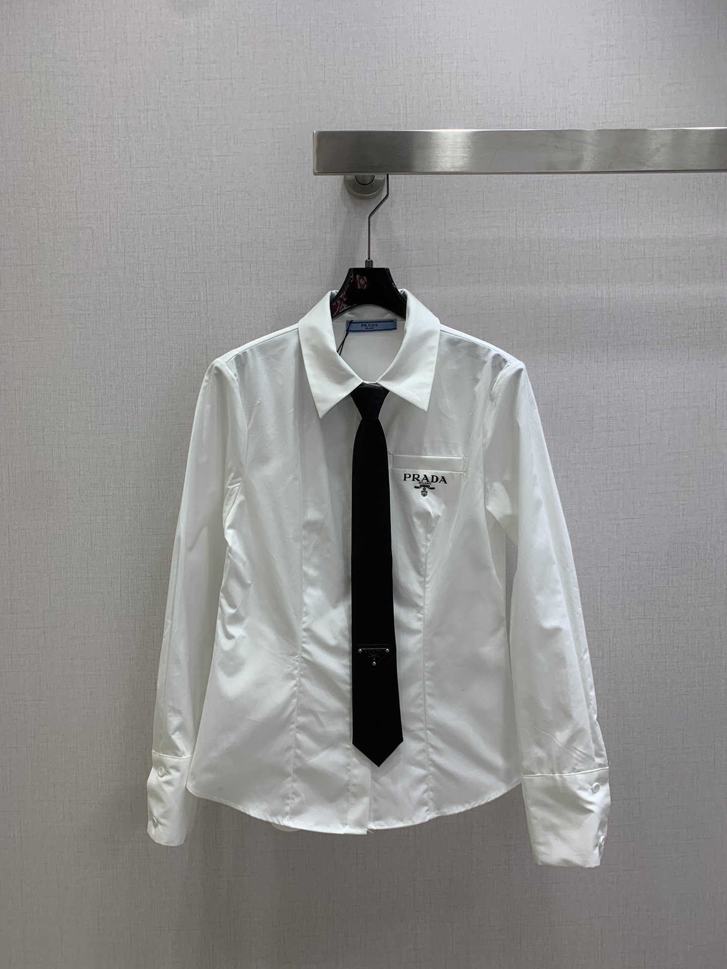 NO:685989,Highly recommended Pra* 2025 new lapel long-sleeved waist tie shirt with classic logo printing on the chest, pure cotton fabric, high quality, one color, SML code, high quality ABC,, prada, shirts, ties,19860909强烈推荐 Pra* 2025新款翻领长袖收腰领带衬衫胸前经典logo印花纯棉面料高品质 一个色 SML码 高品质ABC,,prada,shirts,ties,,Women's clothing