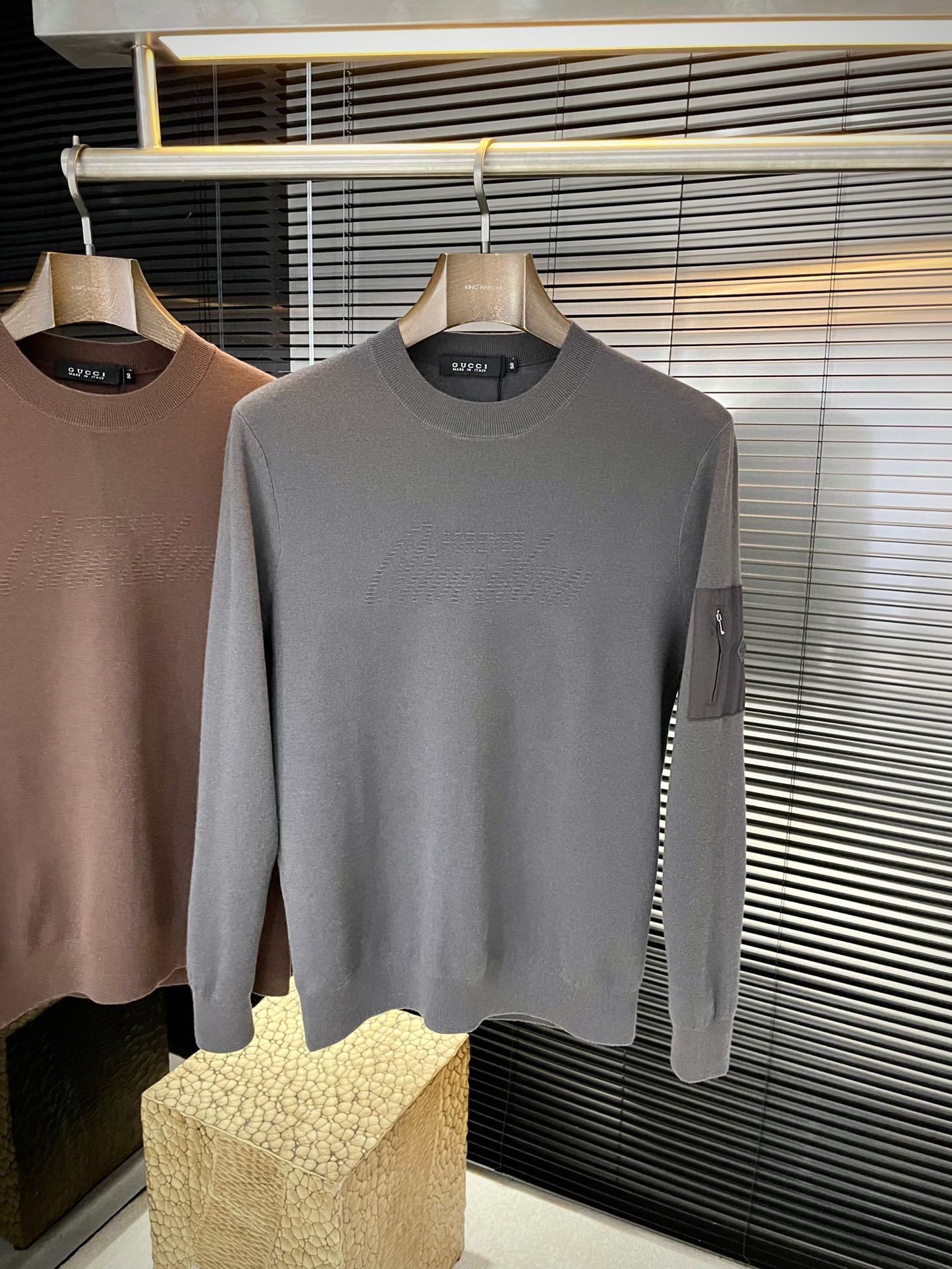 NO:680785,P Gucc (Gucci) new autumn and winter sweaters. This year’s latest fabric is imported first-class sheep wool fabric. It is simple, elegant and easy to match. The combination is personalized and fashionable, which means you don’t have to think for too long about what to wear when you wake up in the morning. You can never go wrong with simple casual wear. It is full of fashion when you wear it with multiple layers!  Size M to XXXL,,gucci,gucci,sweaters,19860909P  Gucc（古驰） 秋冬季新品毛衣,今年最新面料采用进口一等品绵羊毛面料,简单大方易搭配 搭配个性时尚,就是你早上起来不用思考太久要穿什么.而简单休闲永远不会出错.穿出多层次感潮犯十足！尺码 M一XXXL,,gucci,gucci,sweaters,,Men's clothing