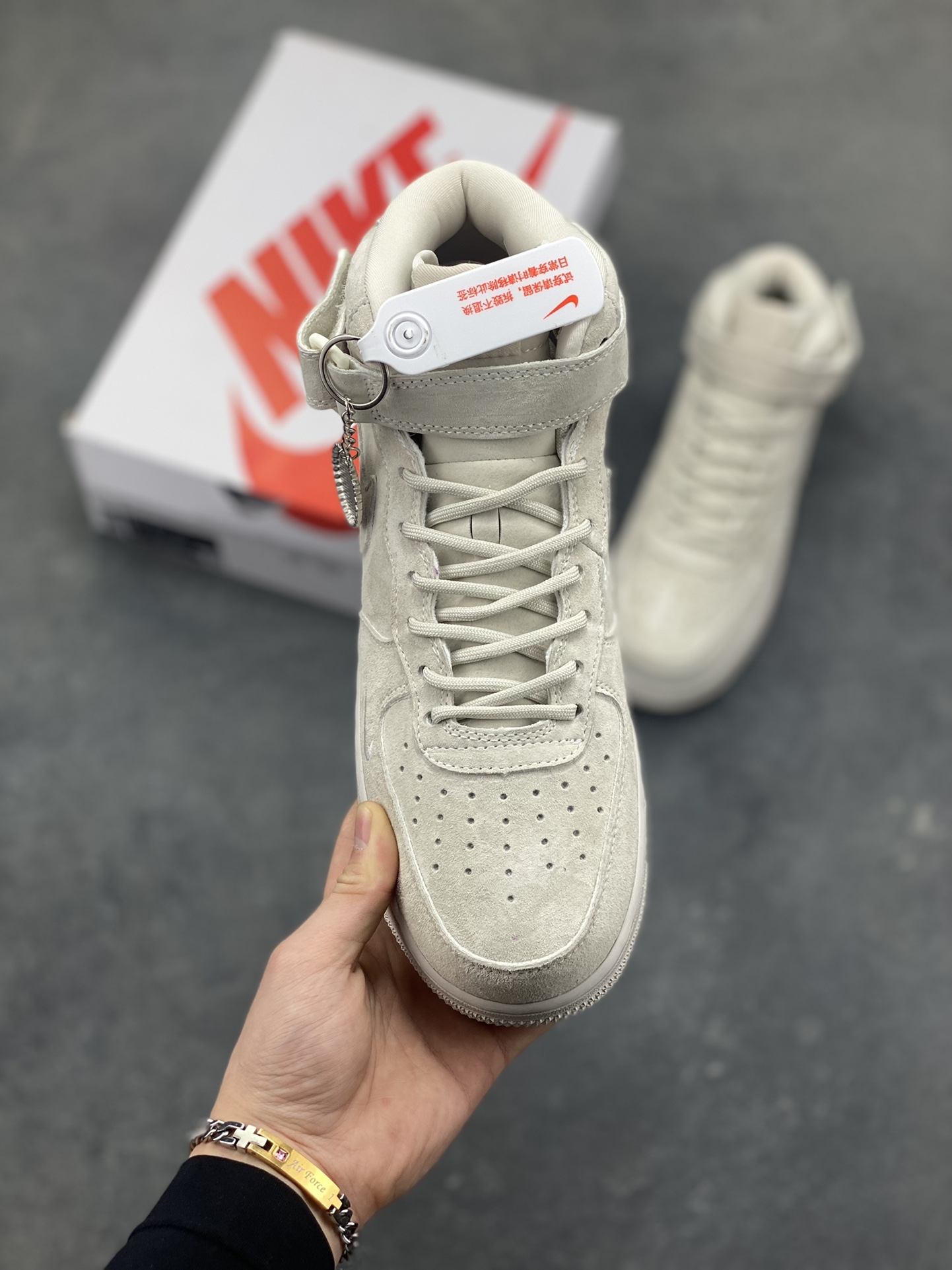 图片[2]-街头典藏款文案浅灰麂皮的温柔暴击，是Supreme与Nike Air Force 1 Mid的联名浪漫！DV0788-001鞋款以细腻翻毛皮革重塑经典中帮鞋型，鞋侧红标、挂饰徽章的品牌标识撞出街头辨识度，魔术贴绑带可自由调节的设计，让搭配多了几分玩趣。Air气垫加持的经典大底，踩出云端般的脚感，把美式复古的慵懒与潮酷揉进每一步，这双“非Dunk却胜Dunk”的联名款，是街头玩家鞋柜里的收藏级狠货！-选品中心