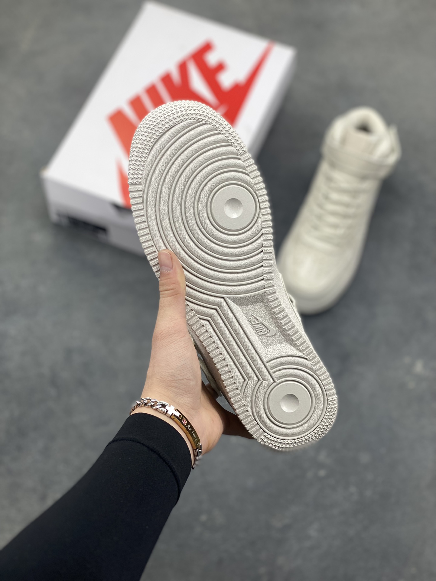 图片[5]-街头典藏款文案浅灰麂皮的温柔暴击，是Supreme与Nike Air Force 1 Mid的联名浪漫！DV0788-001鞋款以细腻翻毛皮革重塑经典中帮鞋型，鞋侧红标、挂饰徽章的品牌标识撞出街头辨识度，魔术贴绑带可自由调节的设计，让搭配多了几分玩趣。Air气垫加持的经典大底，踩出云端般的脚感，把美式复古的慵懒与潮酷揉进每一步，这双“非Dunk却胜Dunk”的联名款，是街头玩家鞋柜里的收藏级狠货！-选品中心