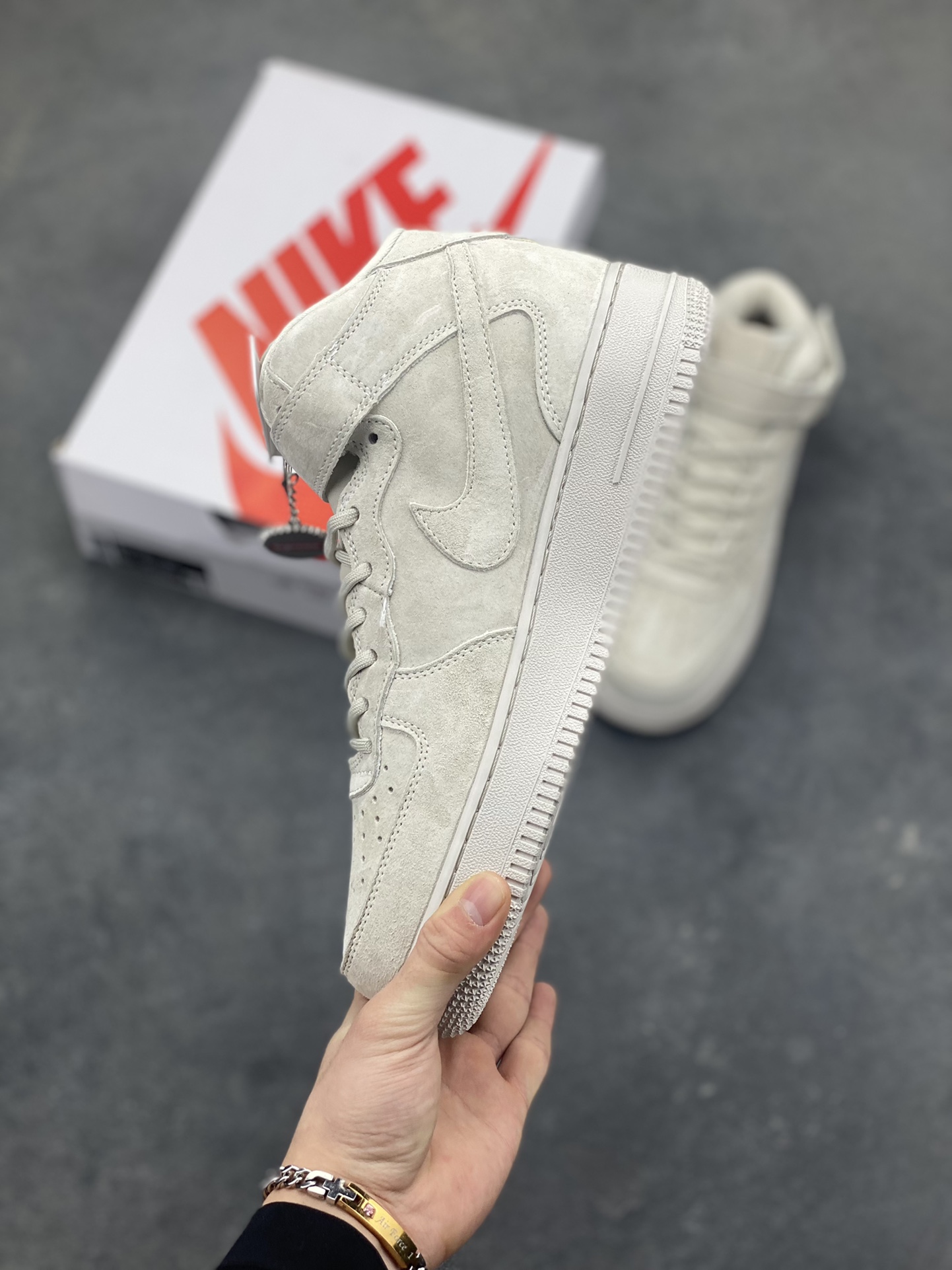 图片[3]-街头典藏款文案浅灰麂皮的温柔暴击，是Supreme与Nike Air Force 1 Mid的联名浪漫！DV0788-001鞋款以细腻翻毛皮革重塑经典中帮鞋型，鞋侧红标、挂饰徽章的品牌标识撞出街头辨识度，魔术贴绑带可自由调节的设计，让搭配多了几分玩趣。Air气垫加持的经典大底，踩出云端般的脚感，把美式复古的慵懒与潮酷揉进每一步，这双“非Dunk却胜Dunk”的联名款，是街头玩家鞋柜里的收藏级狠货！-选品中心