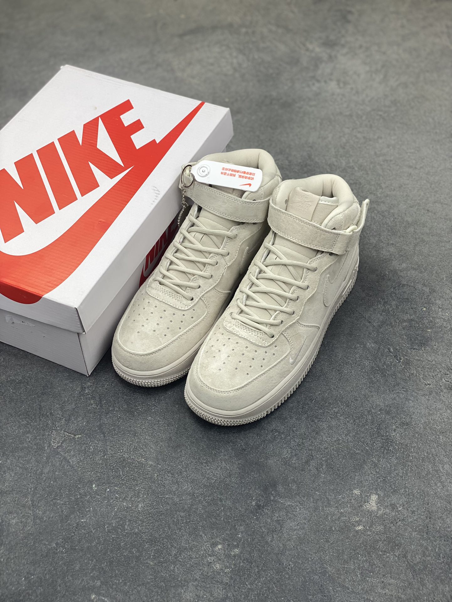 图片[8]-街头典藏款文案浅灰麂皮的温柔暴击，是Supreme与Nike Air Force 1 Mid的联名浪漫！DV0788-001鞋款以细腻翻毛皮革重塑经典中帮鞋型，鞋侧红标、挂饰徽章的品牌标识撞出街头辨识度，魔术贴绑带可自由调节的设计，让搭配多了几分玩趣。Air气垫加持的经典大底，踩出云端般的脚感，把美式复古的慵懒与潮酷揉进每一步，这双“非Dunk却胜Dunk”的联名款，是街头玩家鞋柜里的收藏级狠货！-选品中心