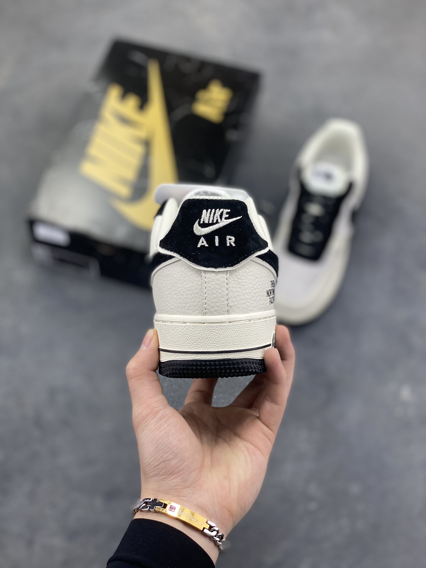 图片[4]-NIke Air Force 1 ‘07 Low “北面联名—米黑灰”空军一号 低帮 运动鞋 休闲鞋 折边针车 工艺难度大 原楦头原纸板 原装鞋盒 定制五金配件 内置全掌气垫 原厂鞋底 货号：DD1982-332 尺码：36 36.5 37.5 38 38.5 39 40 40.5 41 42 42.5 43 44 44.5 45 x56-选品中心