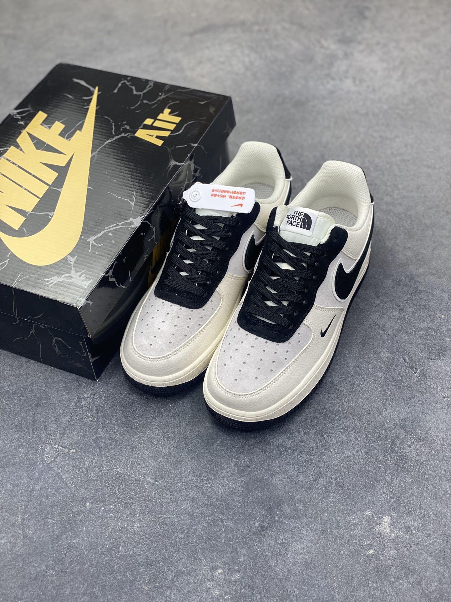 图片[8]-NIke Air Force 1 ‘07 Low “北面联名—米黑灰”空军一号 低帮 运动鞋 休闲鞋 折边针车 工艺难度大 原楦头原纸板 原装鞋盒 定制五金配件 内置全掌气垫 原厂鞋底 货号：DD1982-332 尺码：36 36.5 37.5 38 38.5 39 40 40.5 41 42 42.5 43 44 44.5 45 x56-选品中心