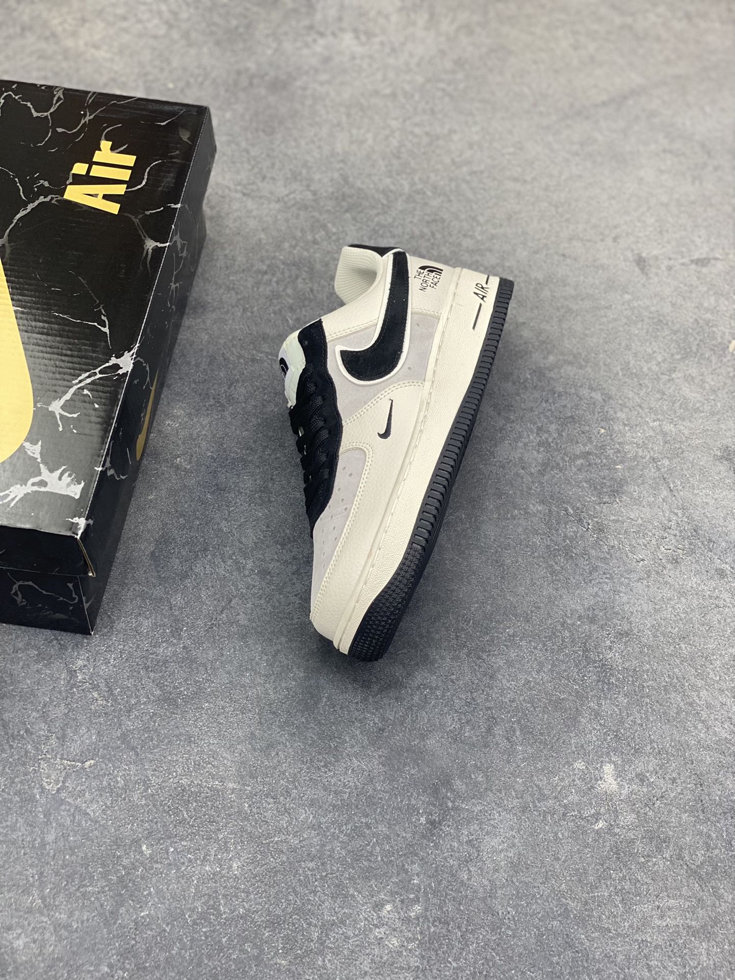图片[7]-NIke Air Force 1 ‘07 Low “北面联名—米黑灰”空军一号 低帮 运动鞋 休闲鞋 折边针车 工艺难度大 原楦头原纸板 原装鞋盒 定制五金配件 内置全掌气垫 原厂鞋底 货号：DD1982-332 尺码：36 36.5 37.5 38 38.5 39 40 40.5 41 42 42.5 43 44 44.5 45 x56-选品中心
