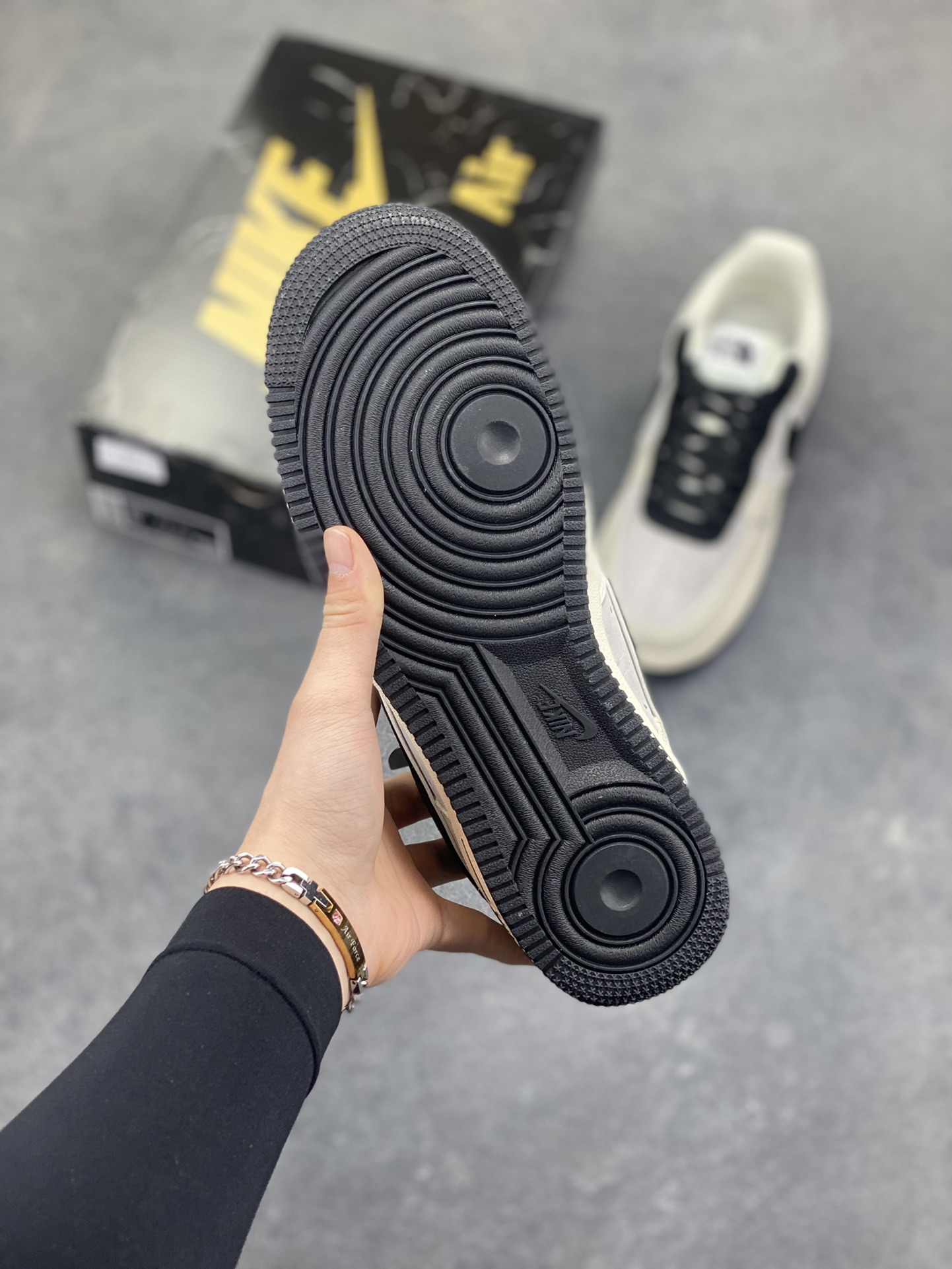 图片[5]-NIke Air Force 1 ‘07 Low “北面联名—米黑灰”空军一号 低帮 运动鞋 休闲鞋 折边针车 工艺难度大 原楦头原纸板 原装鞋盒 定制五金配件 内置全掌气垫 原厂鞋底 货号：DD1982-332 尺码：36 36.5 37.5 38 38.5 39 40 40.5 41 42 42.5 43 44 44.5 45 x56-选品中心