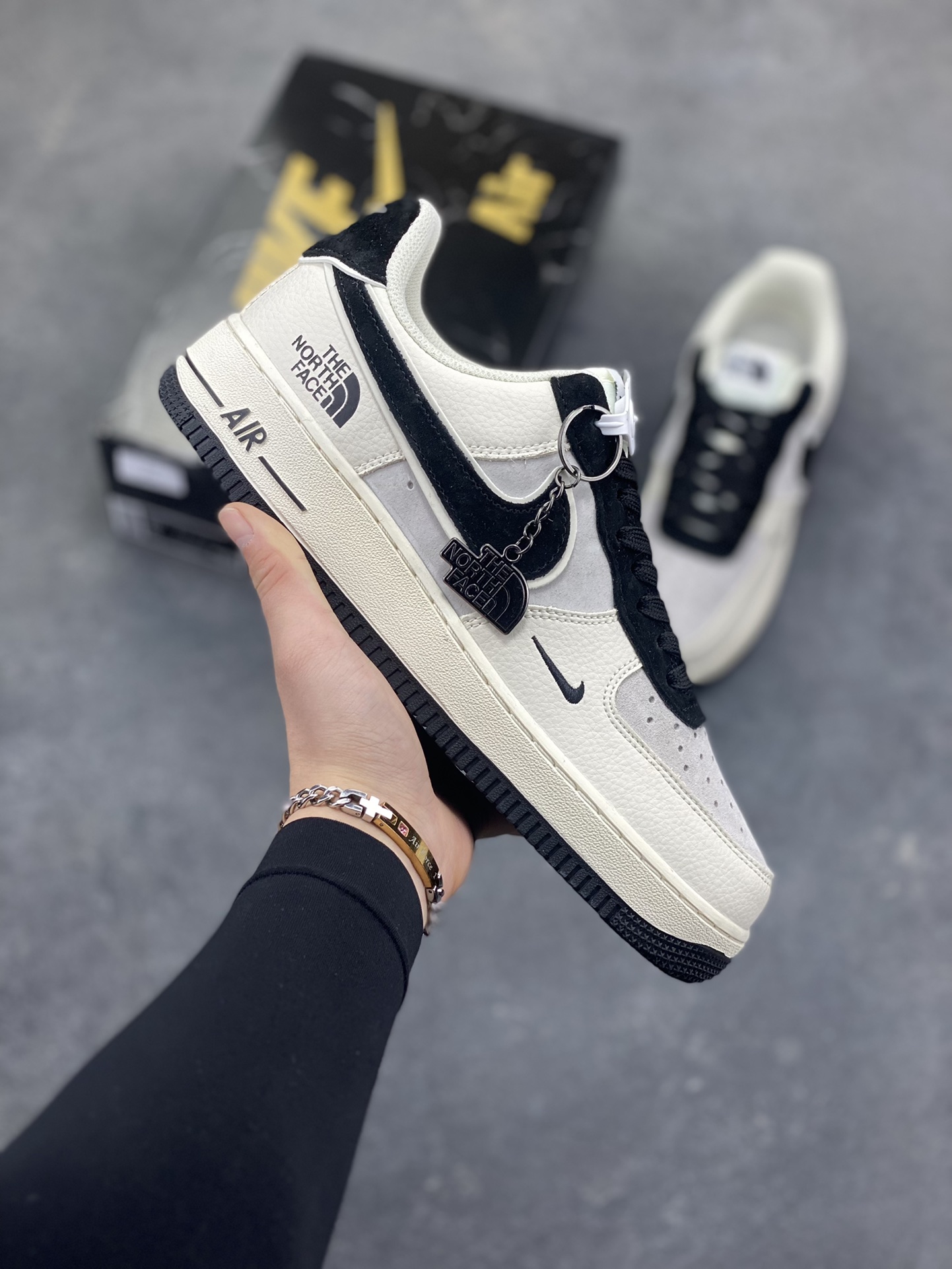 NIke Air Force 1 ‘07 Low “北面联名—米黑灰”空军一号 低帮 运动鞋 休闲鞋 折边针车 工艺难度大 原楦头原纸板 原装鞋盒 定制五金配件 内置全掌气垫 原厂鞋底 货号：DD1982-332 尺码：36 36.5 37.5 38 38.5 39 40 40.5 41 42 42.5 43 44 44.5 45 x56-选品中心