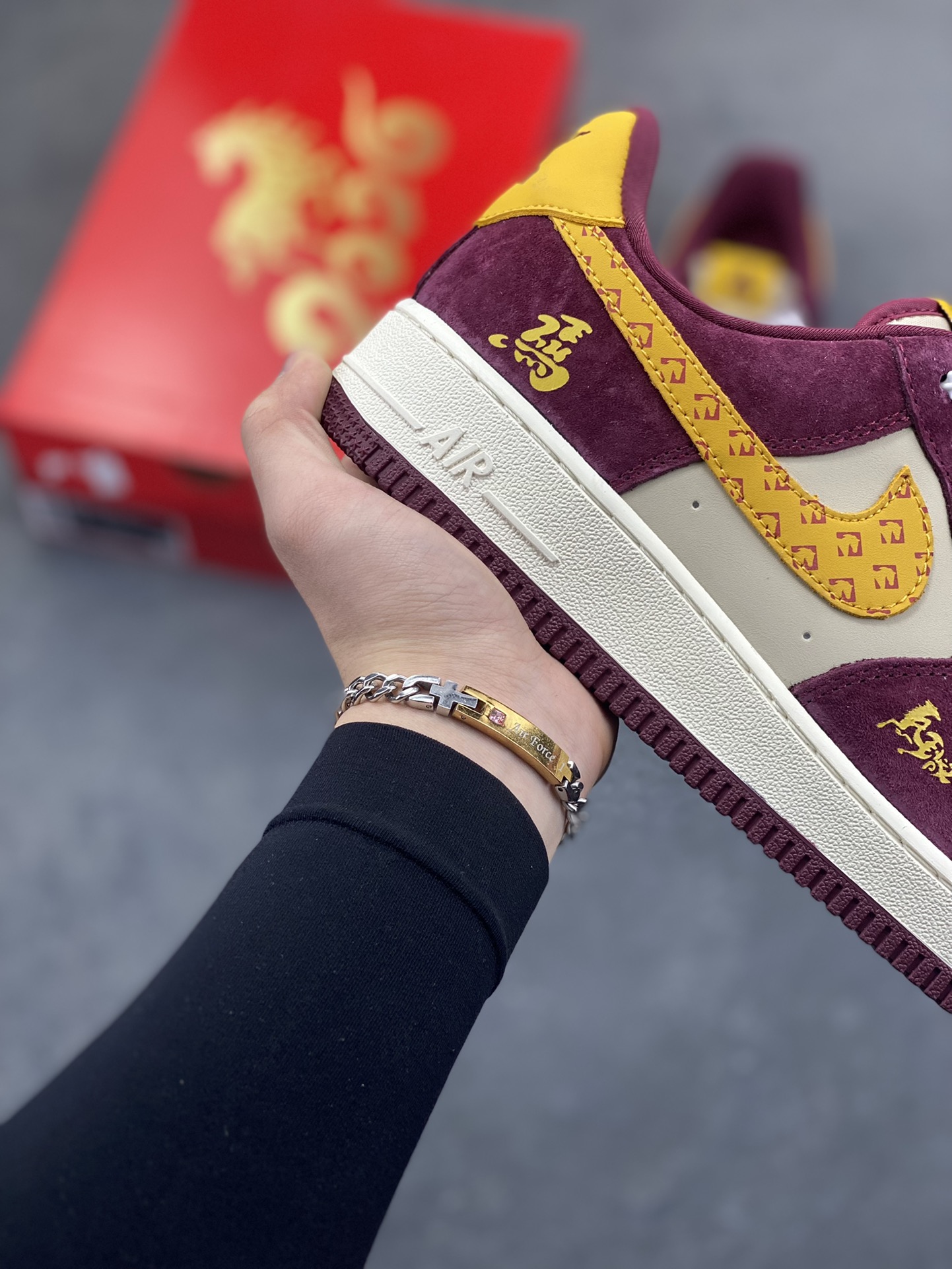 图片[6]-马年限定限量发售❗️高端定制 Nike Air Force 1 ‘07 Low “马年限定联名—— 酒红金钩” 高端定制 低帮休闲板鞋 定制鞋盒 大厂纯原品质出货 超高清洁度 皮料切割干净无任何毛边 细节完美 货号：KD1688-003 尺码：36 36.5 37.5 38 38.5 39 40 40.5 41 42 42.5 43 44 44.5 45-选品中心
