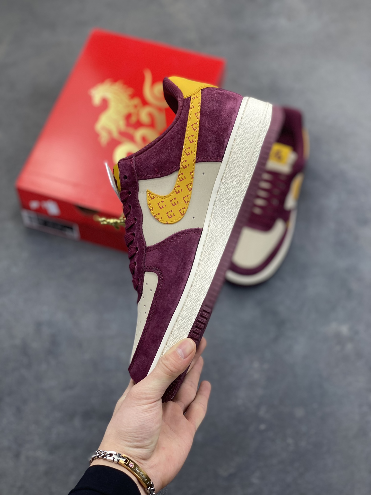 图片[3]-马年限定限量发售❗️高端定制 Nike Air Force 1 ‘07 Low “马年限定联名—— 酒红金钩” 高端定制 低帮休闲板鞋 定制鞋盒 大厂纯原品质出货 超高清洁度 皮料切割干净无任何毛边 细节完美 货号：KD1688-003 尺码：36 36.5 37.5 38 38.5 39 40 40.5 41 42 42.5 43 44 44.5 45-选品中心