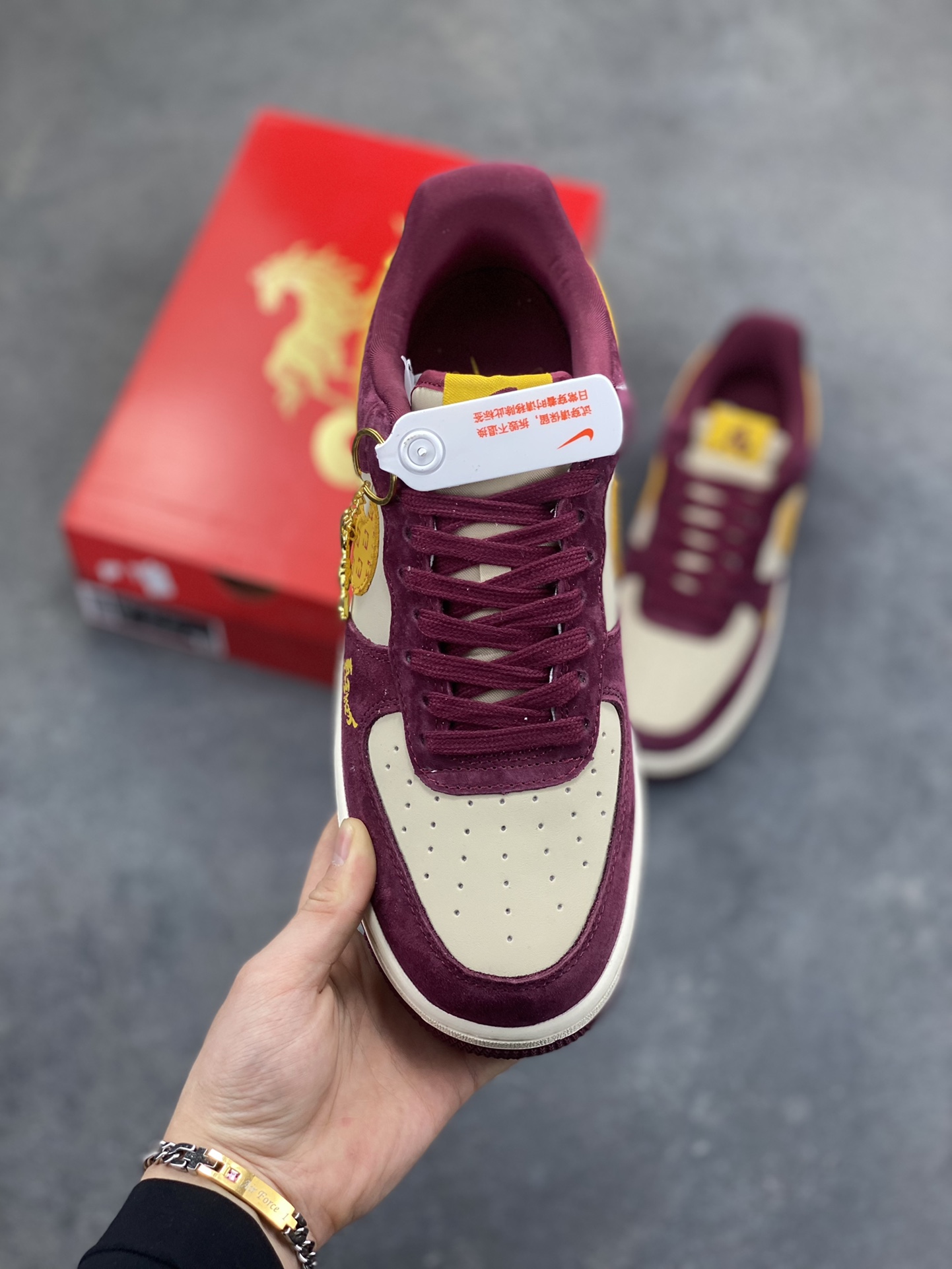 图片[2]-马年限定限量发售❗️高端定制 Nike Air Force 1 ‘07 Low “马年限定联名—— 酒红金钩” 高端定制 低帮休闲板鞋 定制鞋盒 大厂纯原品质出货 超高清洁度 皮料切割干净无任何毛边 细节完美 货号：KD1688-003 尺码：36 36.5 37.5 38 38.5 39 40 40.5 41 42 42.5 43 44 44.5 45-选品中心