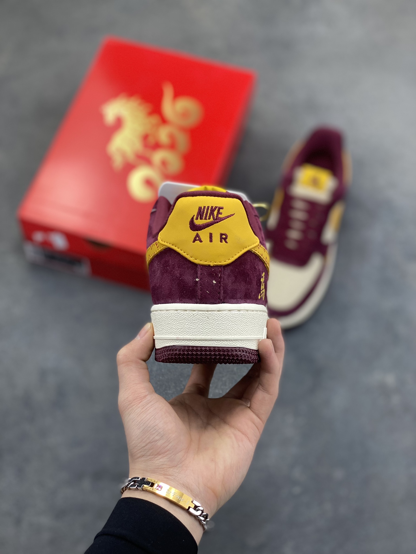 图片[4]-马年限定限量发售❗️高端定制 Nike Air Force 1 ‘07 Low “马年限定联名—— 酒红金钩” 高端定制 低帮休闲板鞋 定制鞋盒 大厂纯原品质出货 超高清洁度 皮料切割干净无任何毛边 细节完美 货号：KD1688-003 尺码：36 36.5 37.5 38 38.5 39 40 40.5 41 42 42.5 43 44 44.5 45-选品中心