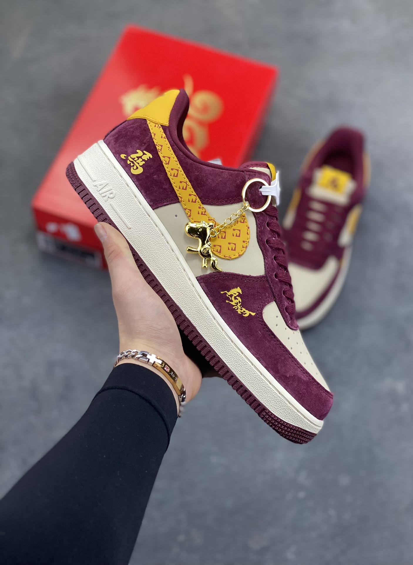 马年限定限量发售❗️高端定制 Nike Air Force 1 ‘07 Low “马年限定联名—— 酒红金钩” 高端定制 低帮休闲板鞋 定制鞋盒 大厂纯原品质出货 超高清洁度 皮料切割干净无任何毛边 细节完美 货号：KD1688-003 尺码：36 36.5 37.5 38 38.5 39 40 40.5 41 42 42.5 43 44 44.5 45-选品中心