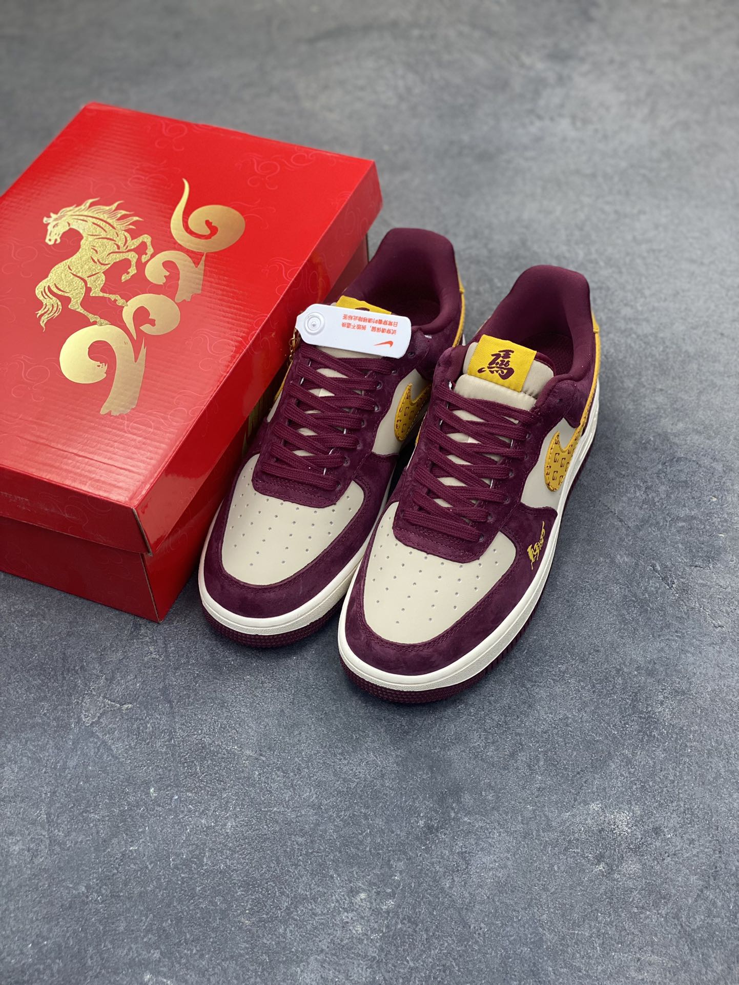 图片[8]-马年限定限量发售❗️高端定制 Nike Air Force 1 ‘07 Low “马年限定联名—— 酒红金钩” 高端定制 低帮休闲板鞋 定制鞋盒 大厂纯原品质出货 超高清洁度 皮料切割干净无任何毛边 细节完美 货号：KD1688-003 尺码：36 36.5 37.5 38 38.5 39 40 40.5 41 42 42.5 43 44 44.5 45-选品中心