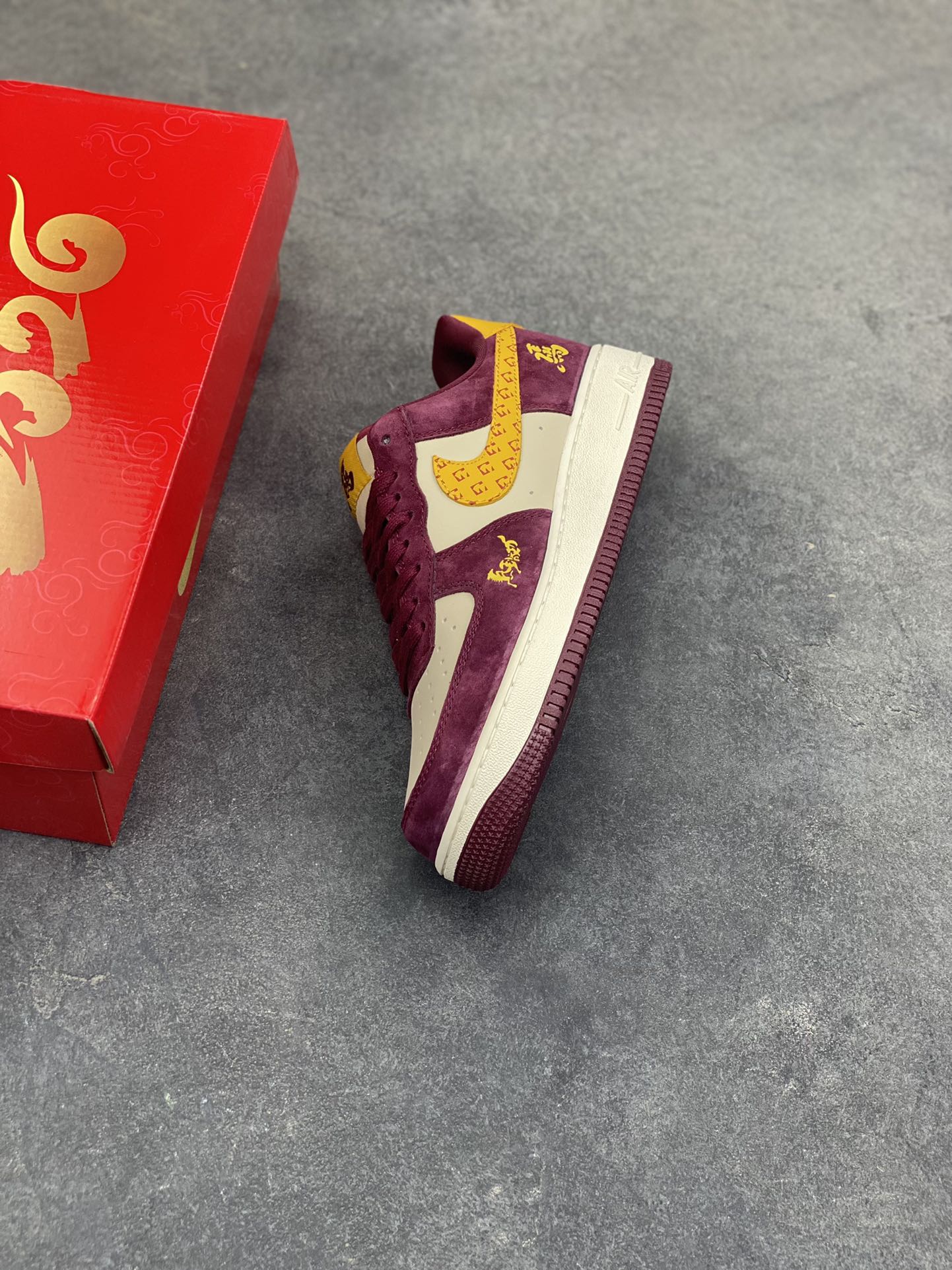 图片[7]-马年限定限量发售❗️高端定制 Nike Air Force 1 ‘07 Low “马年限定联名—— 酒红金钩” 高端定制 低帮休闲板鞋 定制鞋盒 大厂纯原品质出货 超高清洁度 皮料切割干净无任何毛边 细节完美 货号：KD1688-003 尺码：36 36.5 37.5 38 38.5 39 40 40.5 41 42 42.5 43 44 44.5 45-选品中心