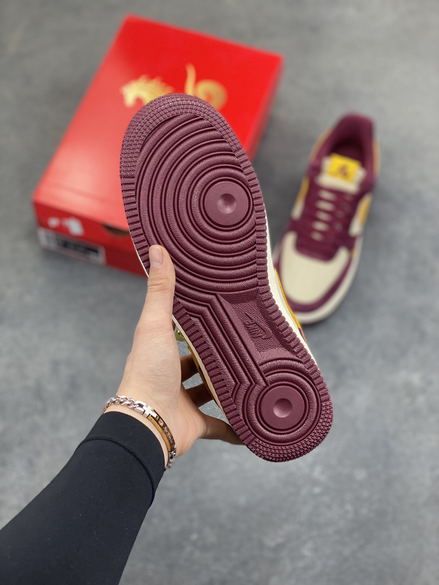 图片[5]-马年限定限量发售❗️高端定制 Nike Air Force 1 ‘07 Low “马年限定联名—— 酒红金钩” 高端定制 低帮休闲板鞋 定制鞋盒 大厂纯原品质出货 超高清洁度 皮料切割干净无任何毛边 细节完美 货号：KD1688-003 尺码：36 36.5 37.5 38 38.5 39 40 40.5 41 42 42.5 43 44 44.5 45-选品中心