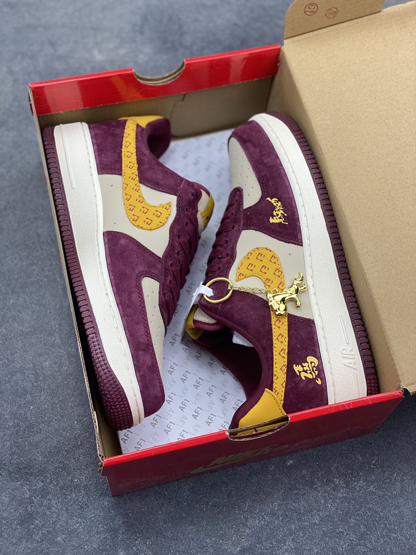 图片[9]-马年限定限量发售❗️高端定制 Nike Air Force 1 ‘07 Low “马年限定联名—— 酒红金钩” 高端定制 低帮休闲板鞋 定制鞋盒 大厂纯原品质出货 超高清洁度 皮料切割干净无任何毛边 细节完美 货号：KD1688-003 尺码：36 36.5 37.5 38 38.5 39 40 40.5 41 42 42.5 43 44 44.5 45-选品中心